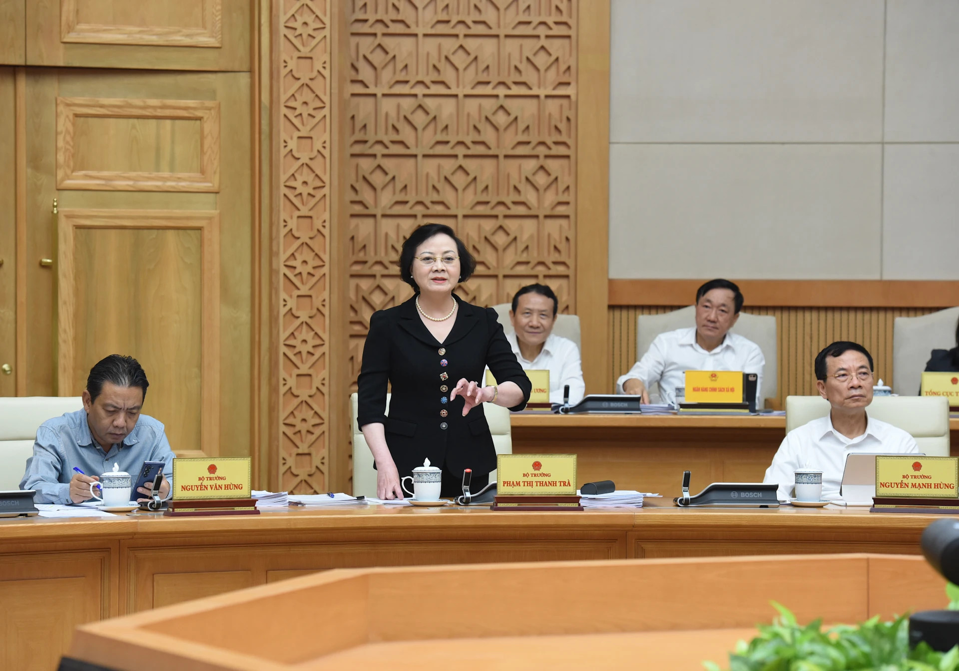 内务部部长范氏青茶发表讲话。