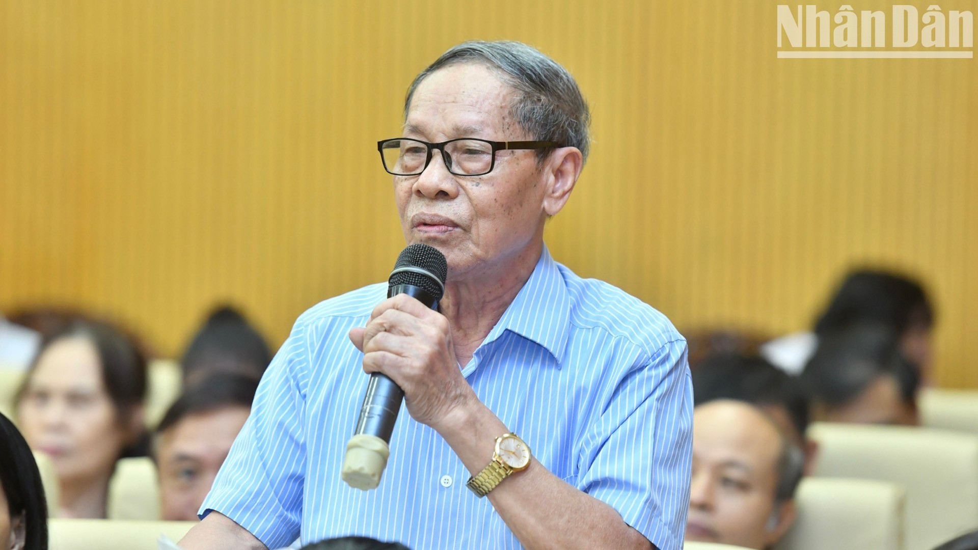 栋多郡选民向国会代表提出意见。 栋多郡选民向国会代表提出意见。