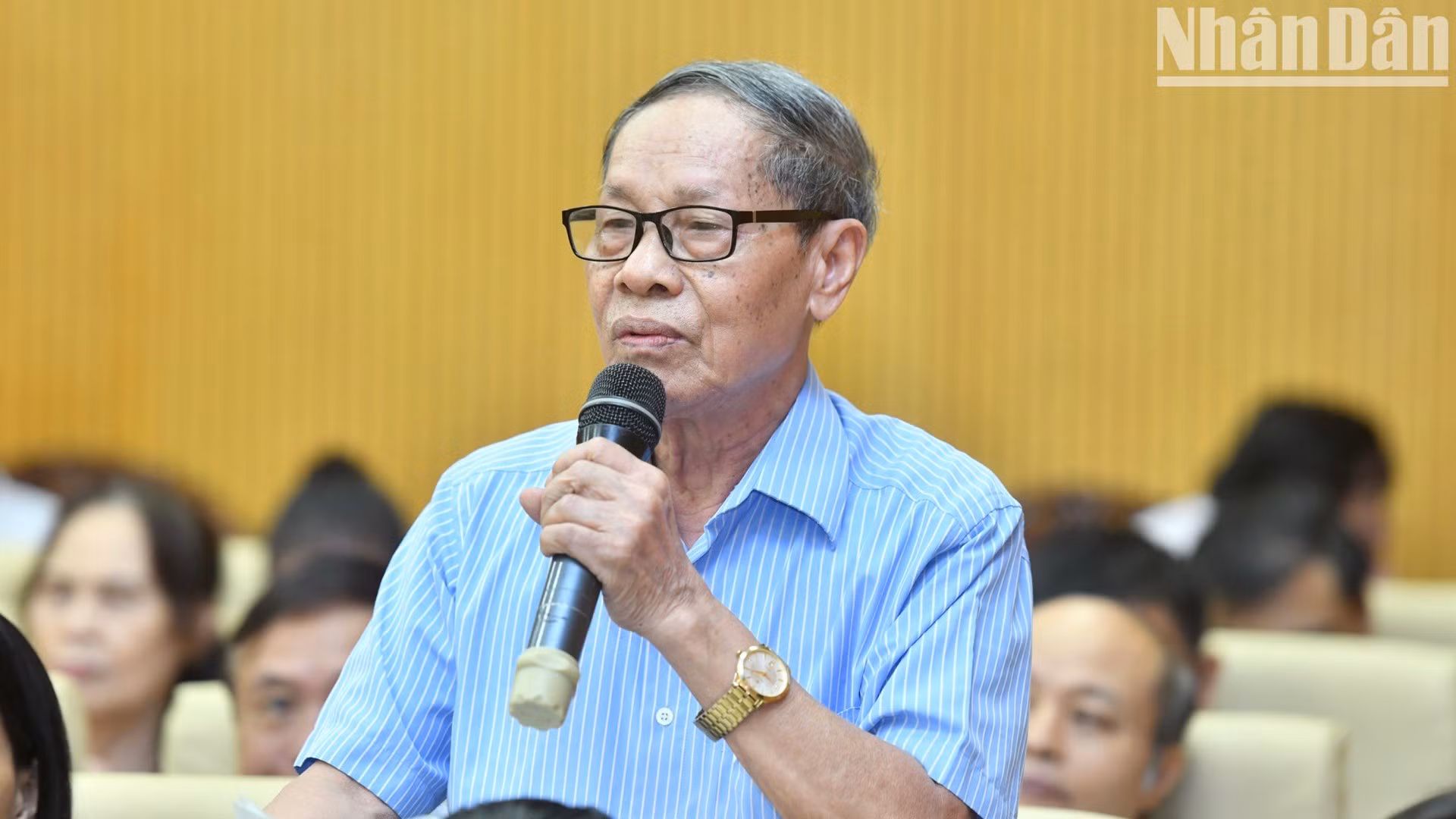 栋多郡选民向国会代表提出意见。