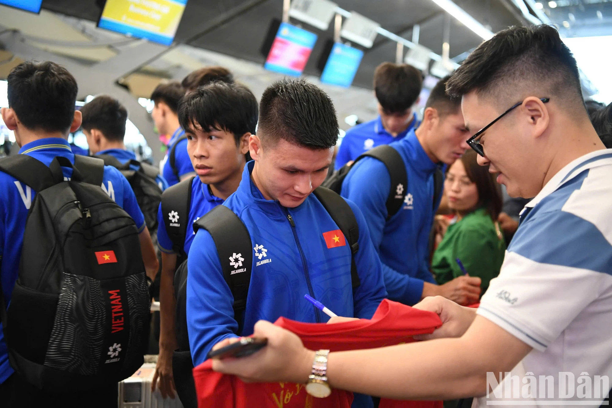 球迷们趁机向球员们索要球衣上的签名。 球迷们趁机向球员们索要球衣上的签名。