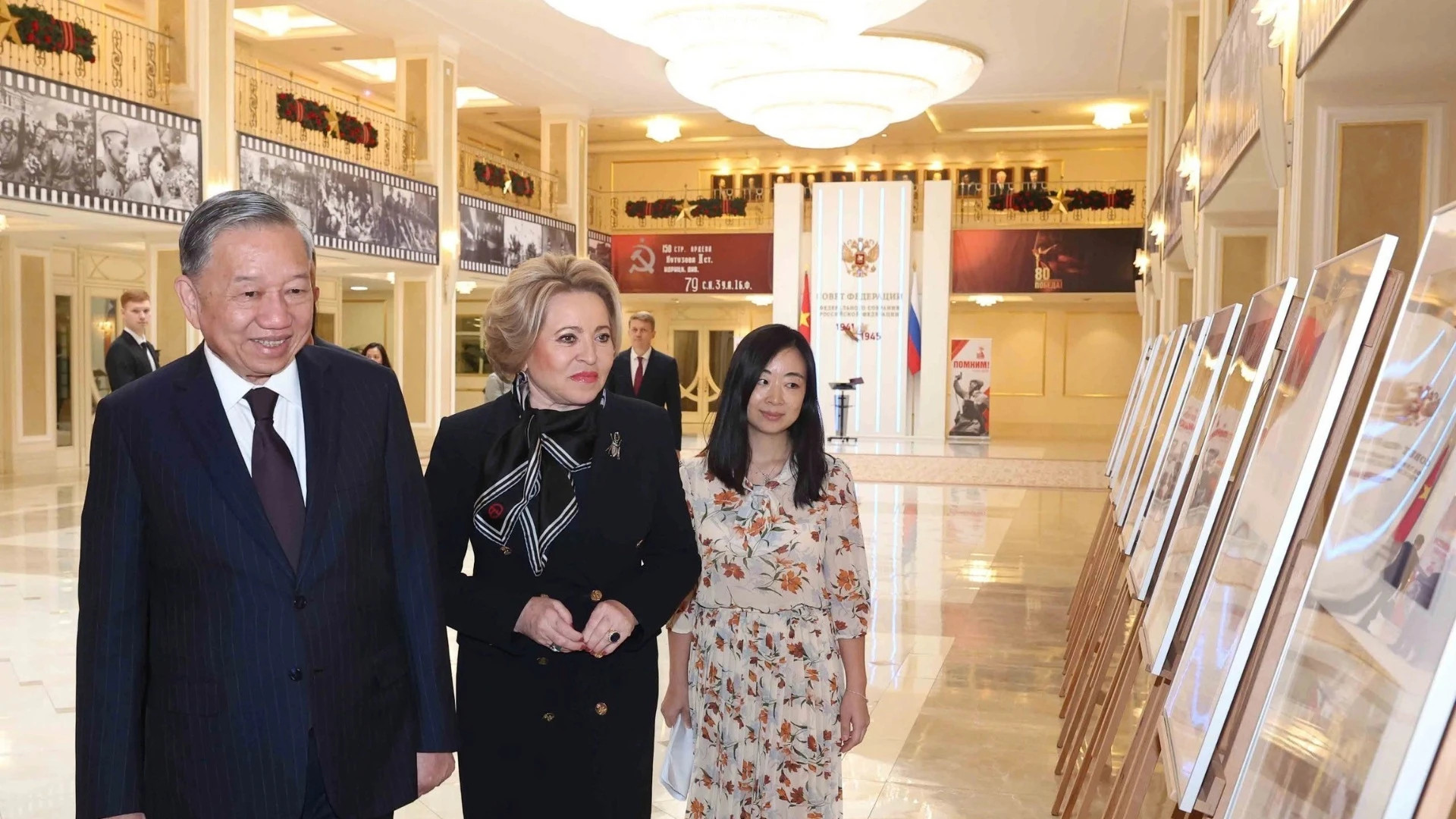 两位领导参观有关两国关系的图片展。 两位领导参观有关两国关系的图片展。