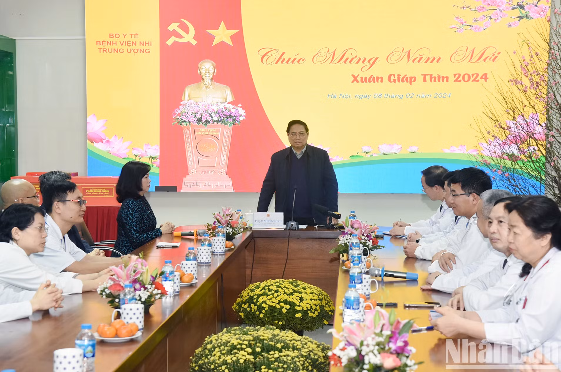 范明正总理感谢中央儿童医院的医务人员为儿童病人提供治疗、为孩子们组织娱乐活动以及照顾病人家属所做的努力。