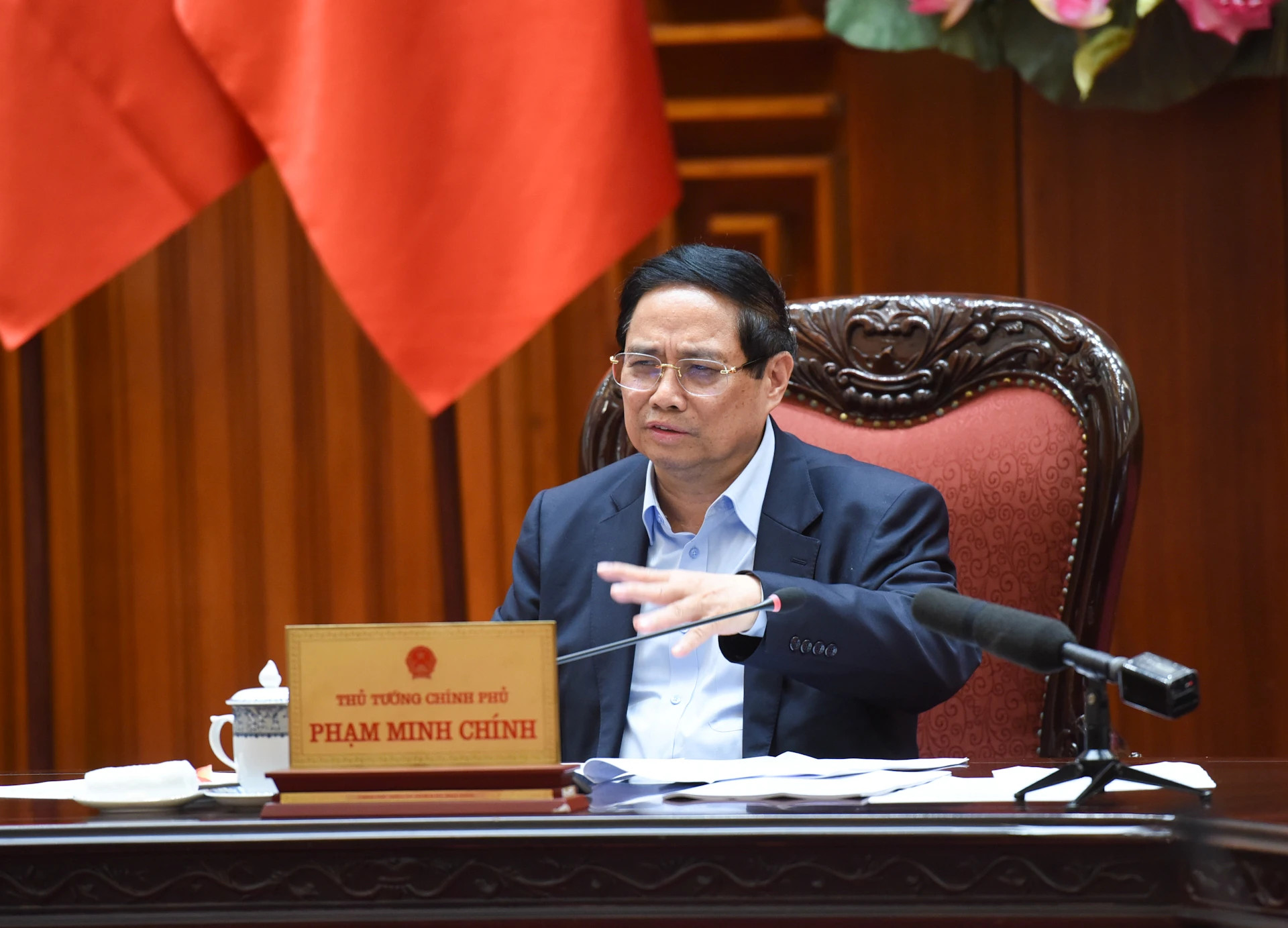 范明正总理主持会议。