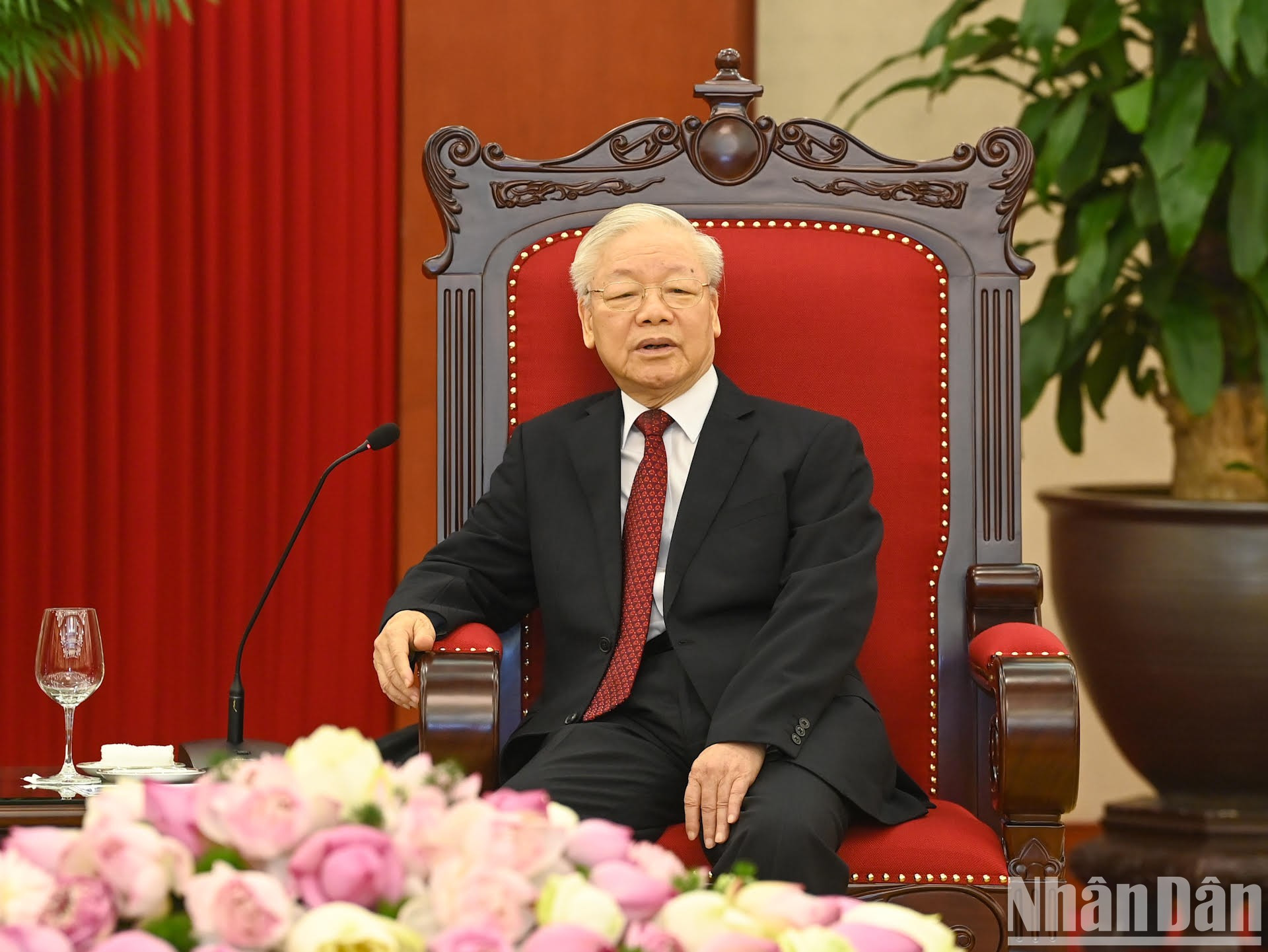 阮富仲总书记在会见中发表讲话。