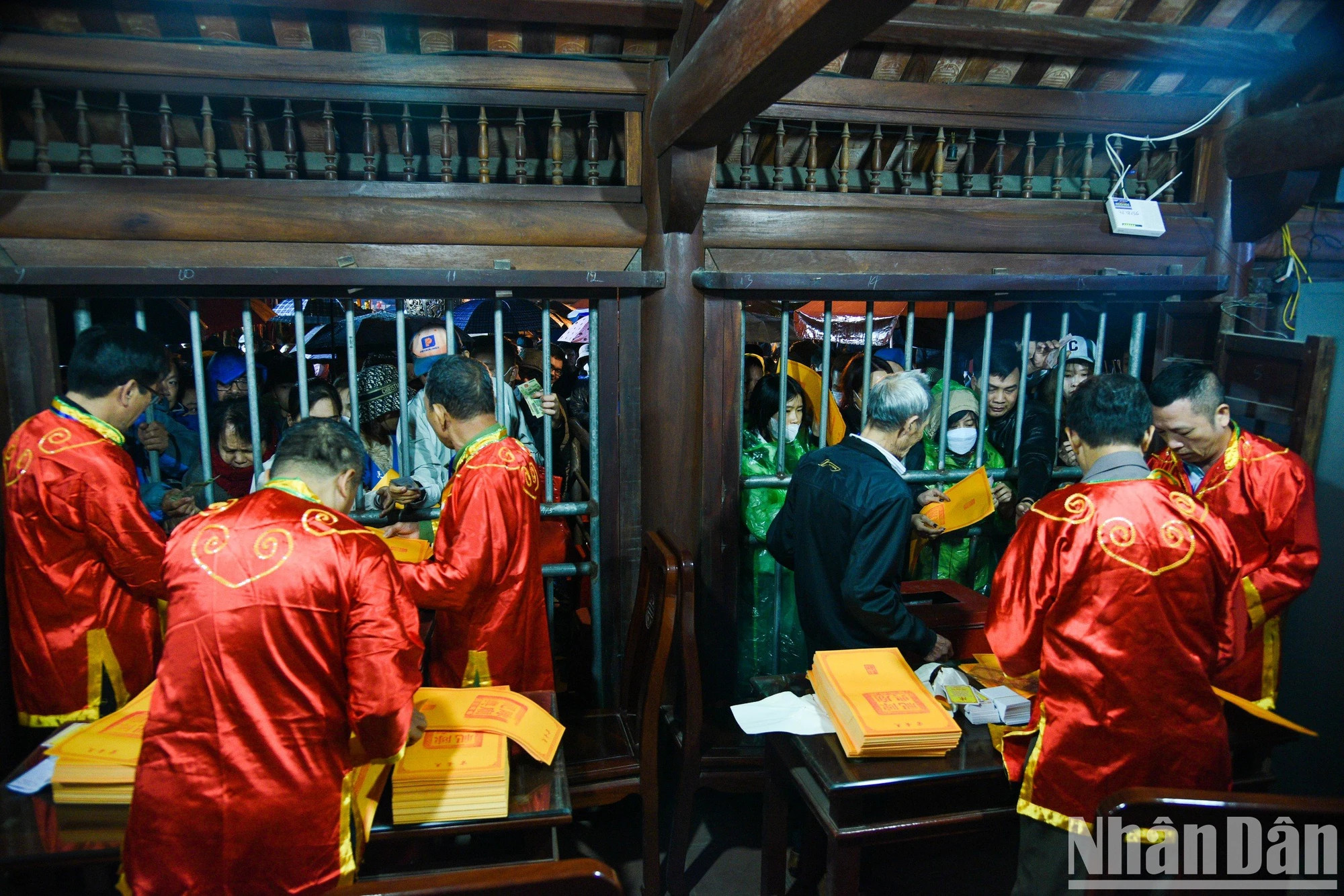 开印仪式结束后组委会举行陈祠印章发放仪式。 开印仪式结束后组委会举行陈祠印章发放仪式。