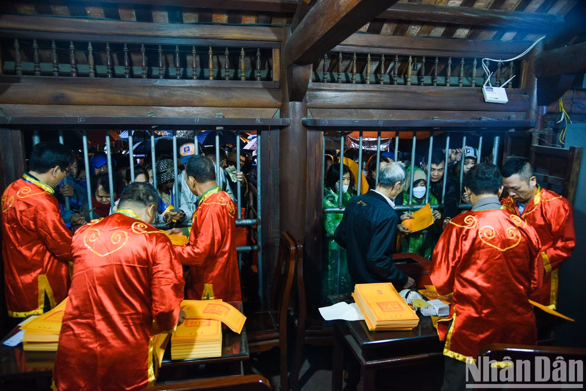 开印仪式结束后组委会举行陈祠印章发放仪式。 开印仪式结束后组委会举行陈祠印章发放仪式。