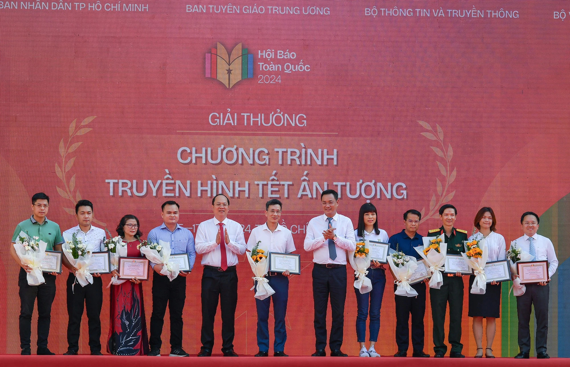 组委会向新闻机构代表颁发春节电视节目印象奖。 组委会向新闻机构代表颁发春节电视节目印象奖。