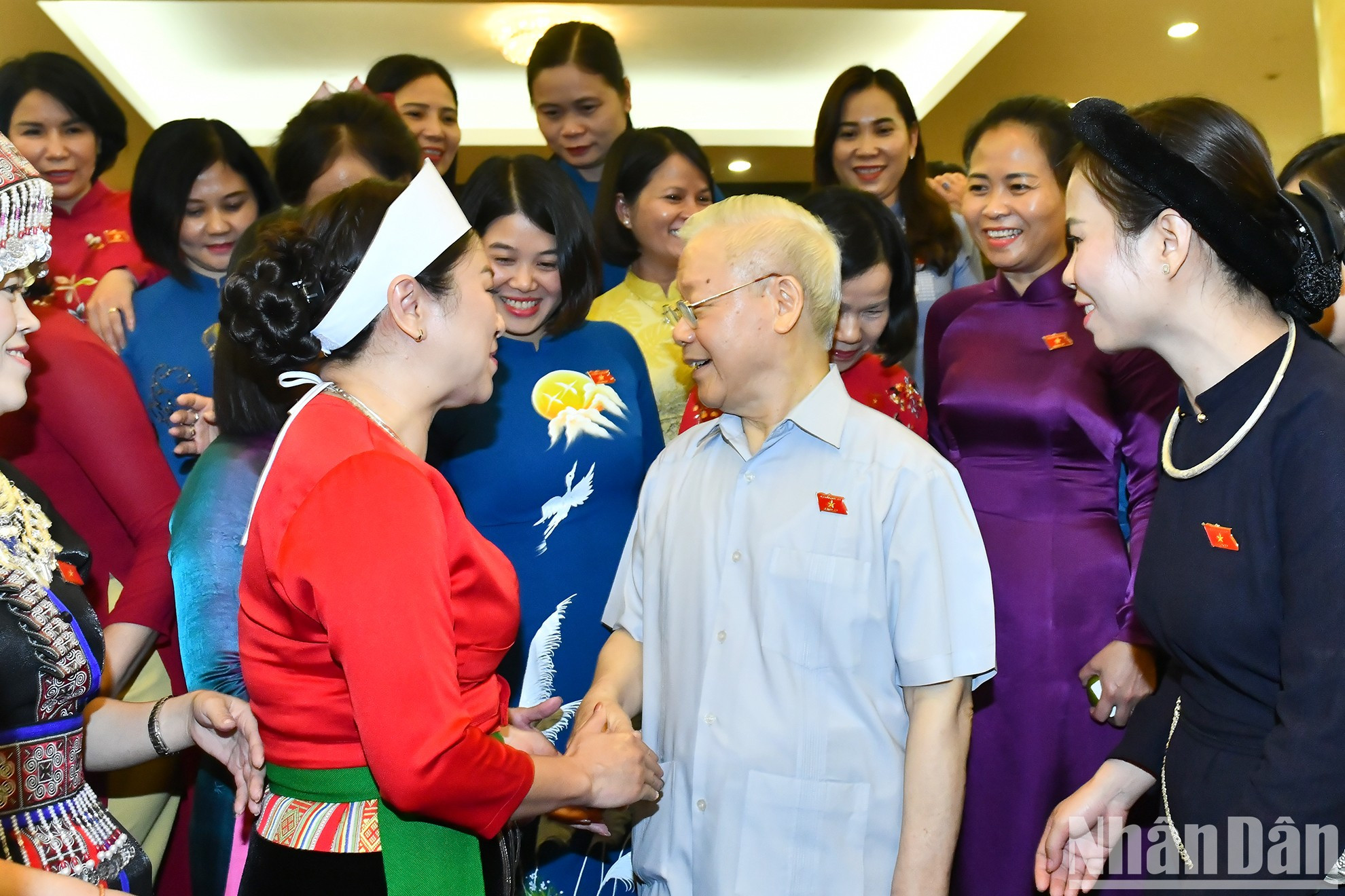 阮富仲总书记同女性国会代表交谈。 阮富仲总书记同女性国会代表交谈。