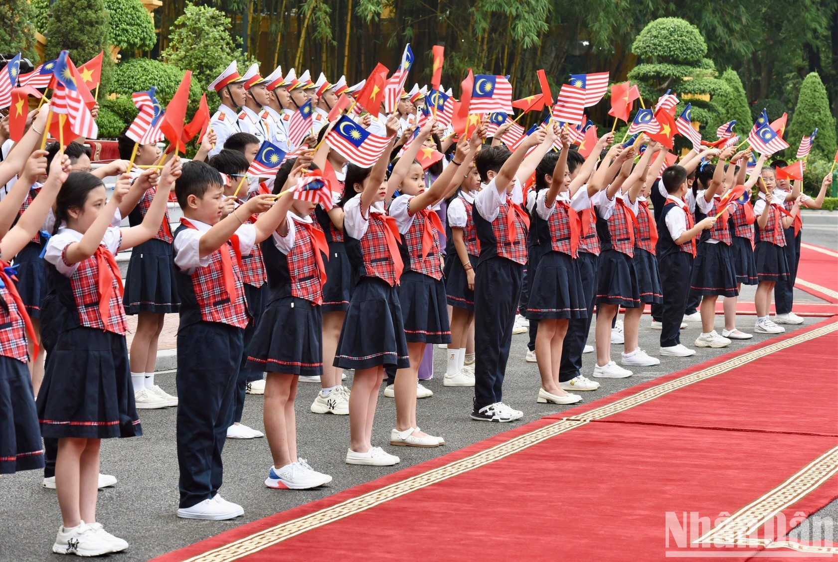 儿童们欢迎马来西亚总理访越。 儿童们欢迎马来西亚总理访越。