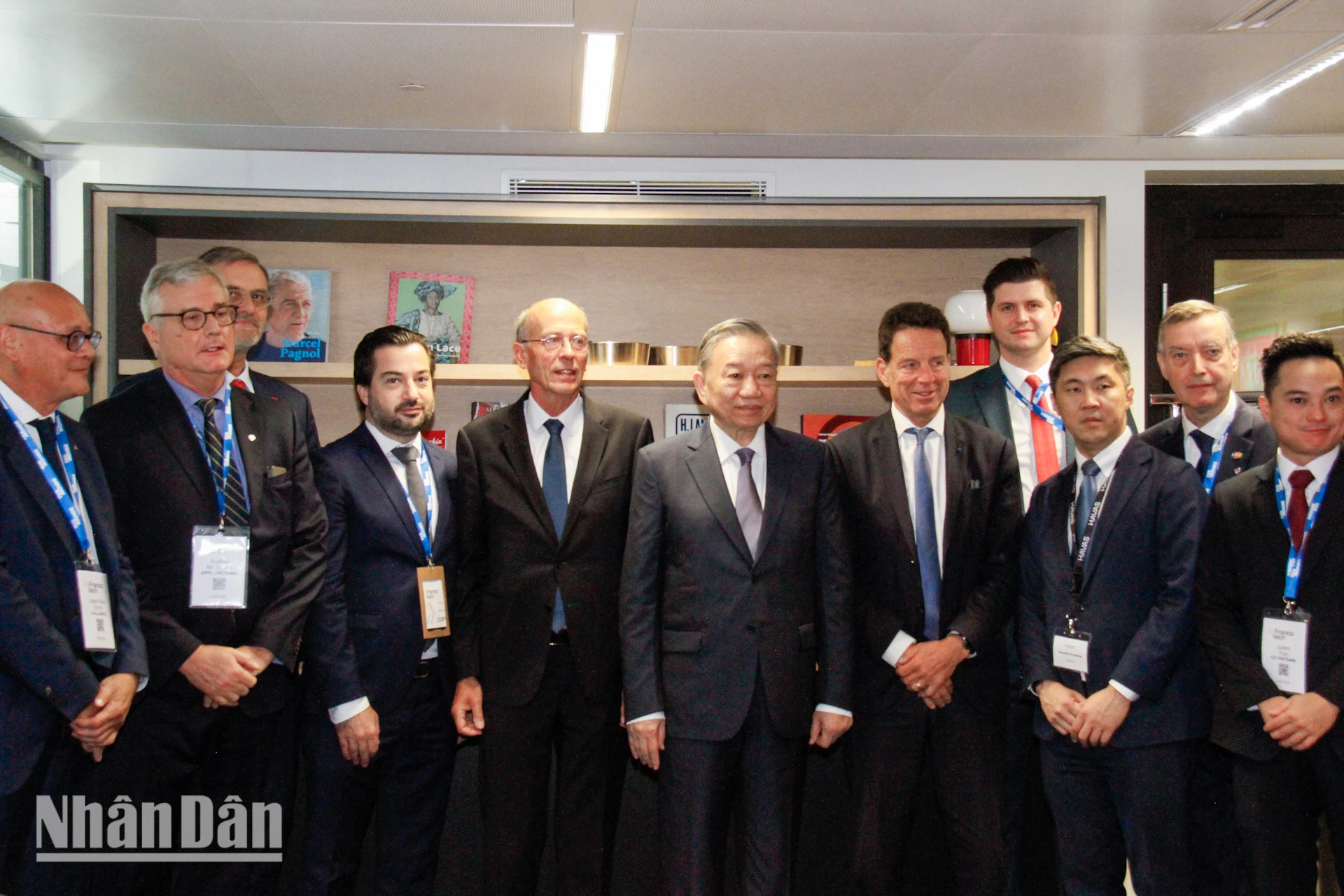 苏林总书记、国家主席重申,越南承诺为法国雇主联盟成员企业和外国投资者在越南成功兴业提供支持并创造有利条件。 苏林总书记、国家主席重申,越南承诺为法国雇主联盟成员企业和外国投资者在越南成功兴业提供支持并创造有利条件。