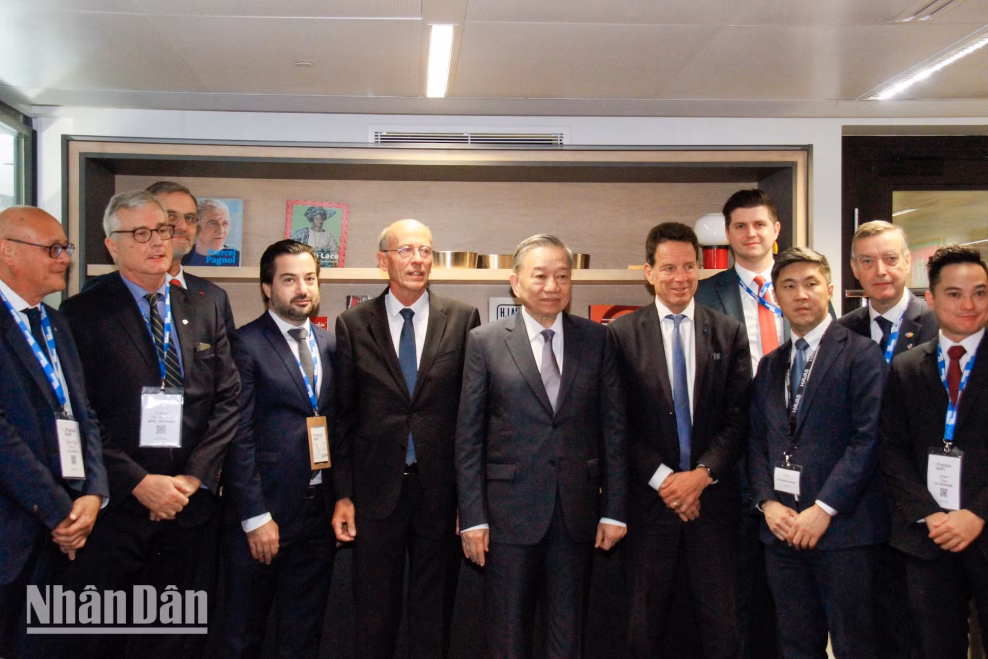 苏林总书记、国家主席重申,越南承诺为法国雇主联盟成员企业和外国投资者在越南成功兴业提供支持并创造有利条件。 苏林总书记、国家主席重申,越南承诺为法国雇主联盟成员企业和外国投资者在越南成功兴业提供支持并创造有利条件。