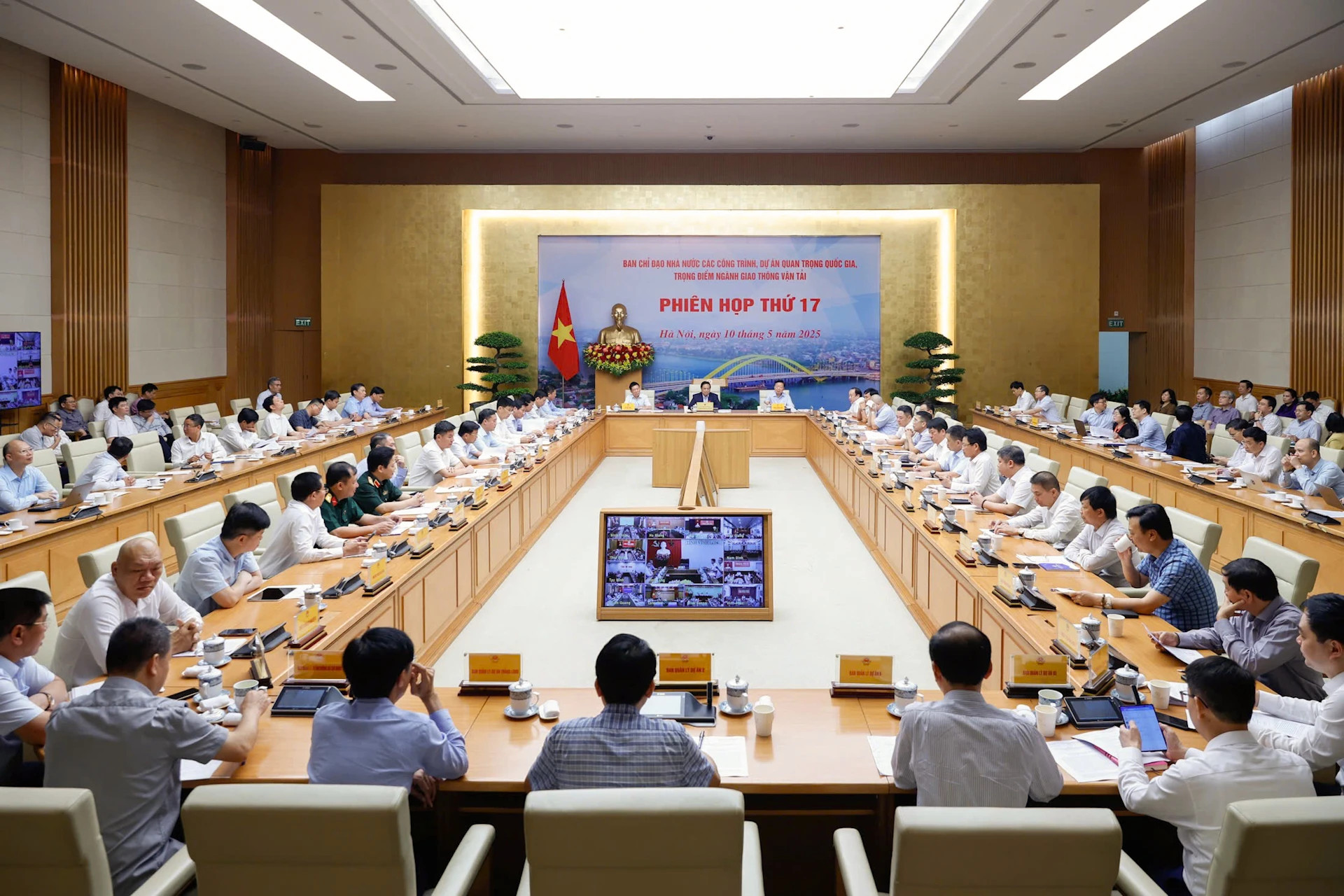越南政府总理范明正主持召开交通运输重点项目国家指导委员会第17次会议【组图】