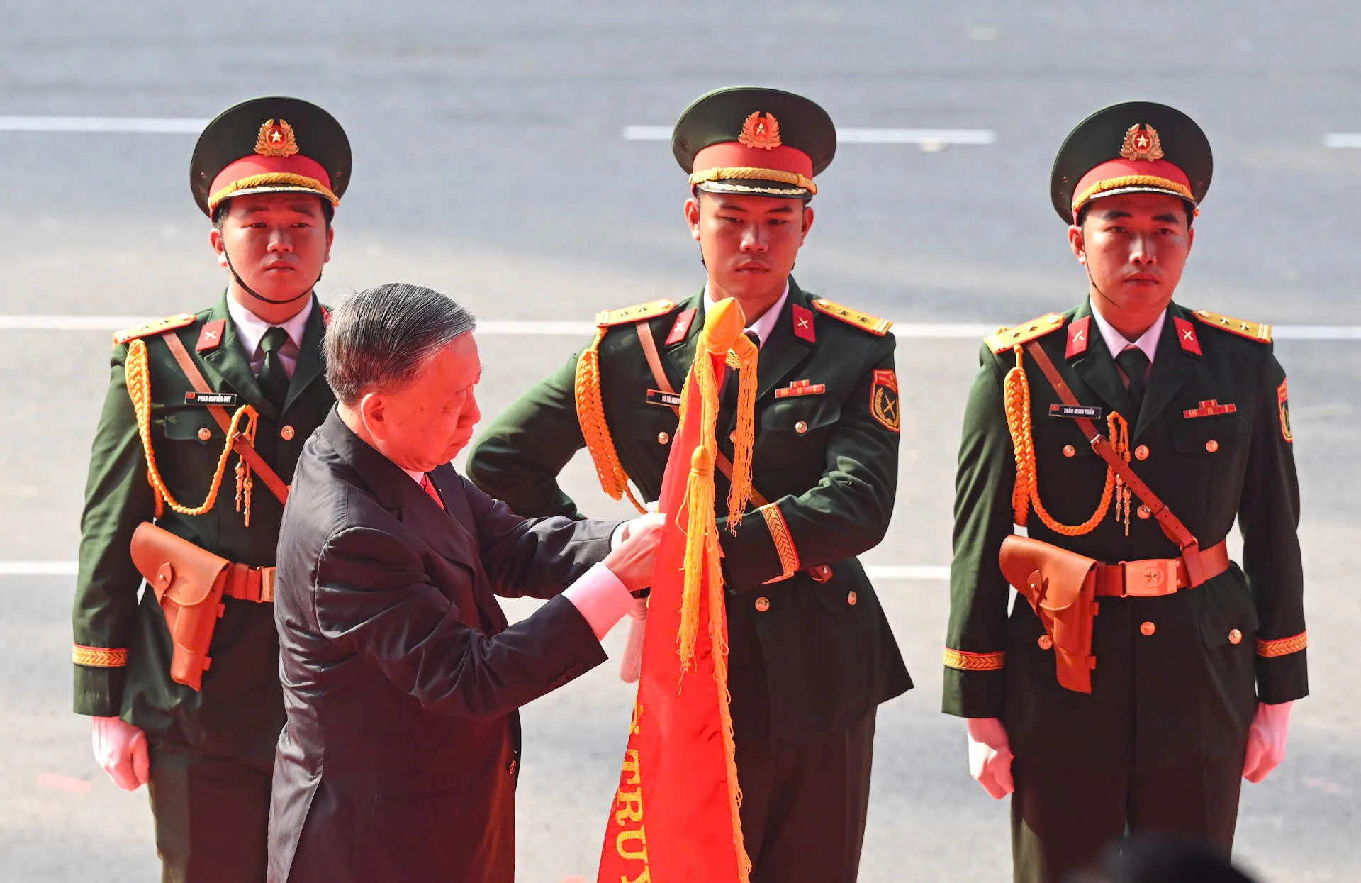 越共中央总书记苏林代表党、国家领导人向胡志明市党部、政府及人民授予“劳动英雄”称号。