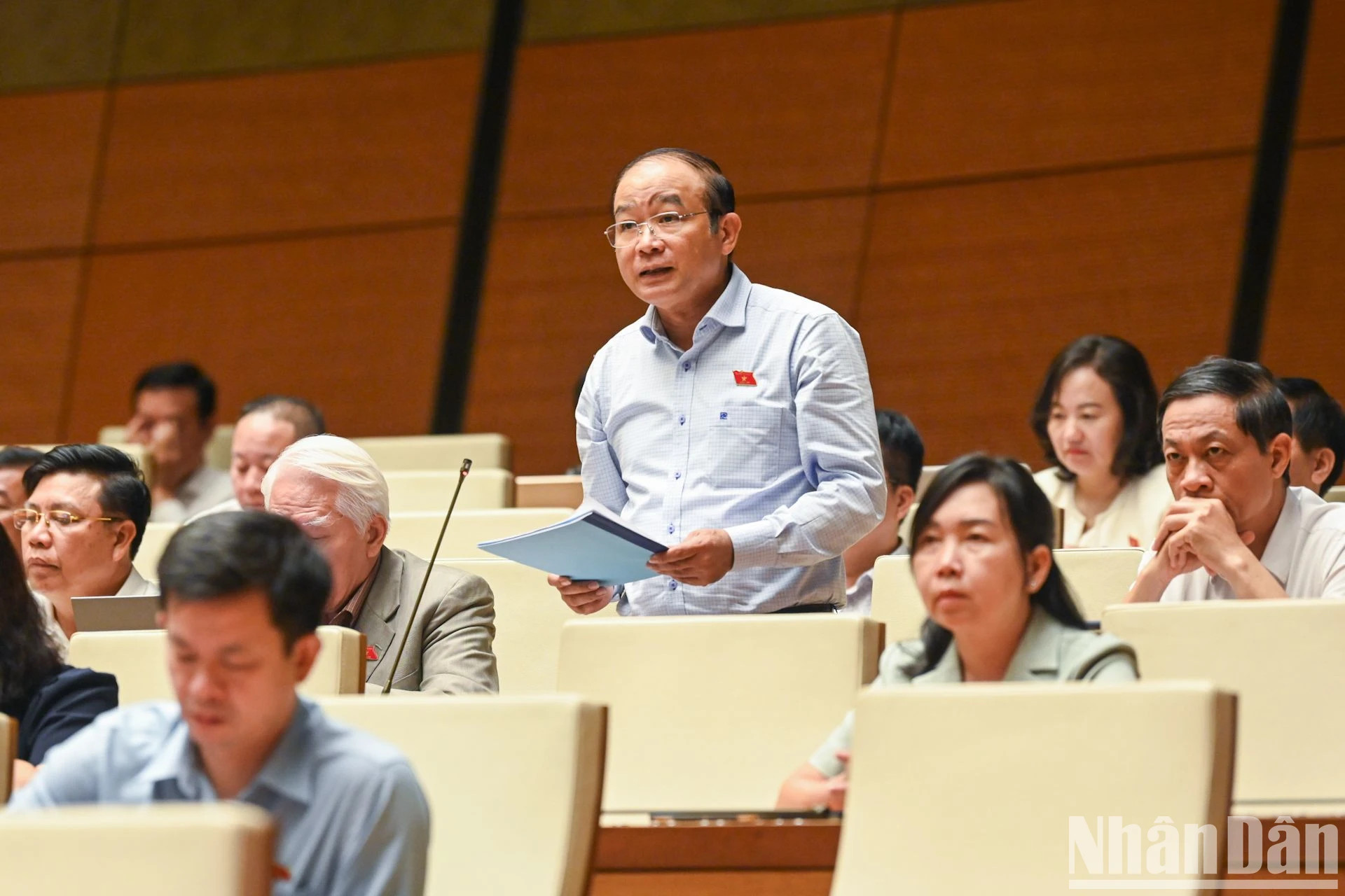 海防市国会代表吕清新发表讨论意见。 海防市国会代表吕清新发表讨论意见。
