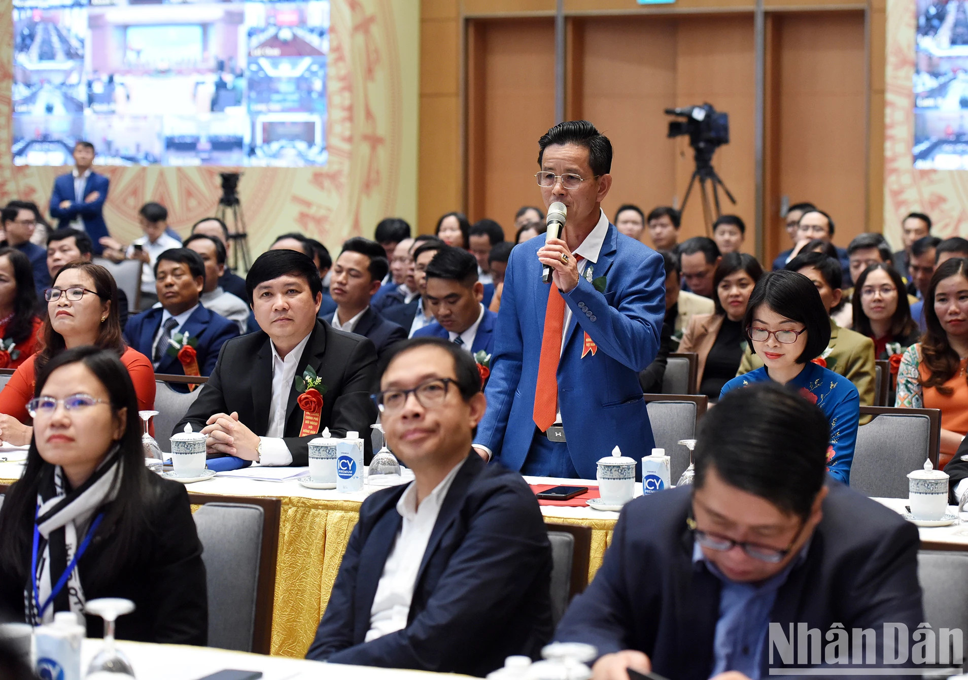 农民代表提出问题。 农民代表提出问题。