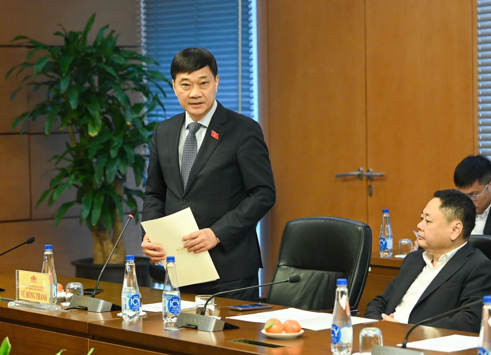 国会经济委员会主任武鸿青发表讲话。 国会经济委员会主任武鸿青发表讲话。