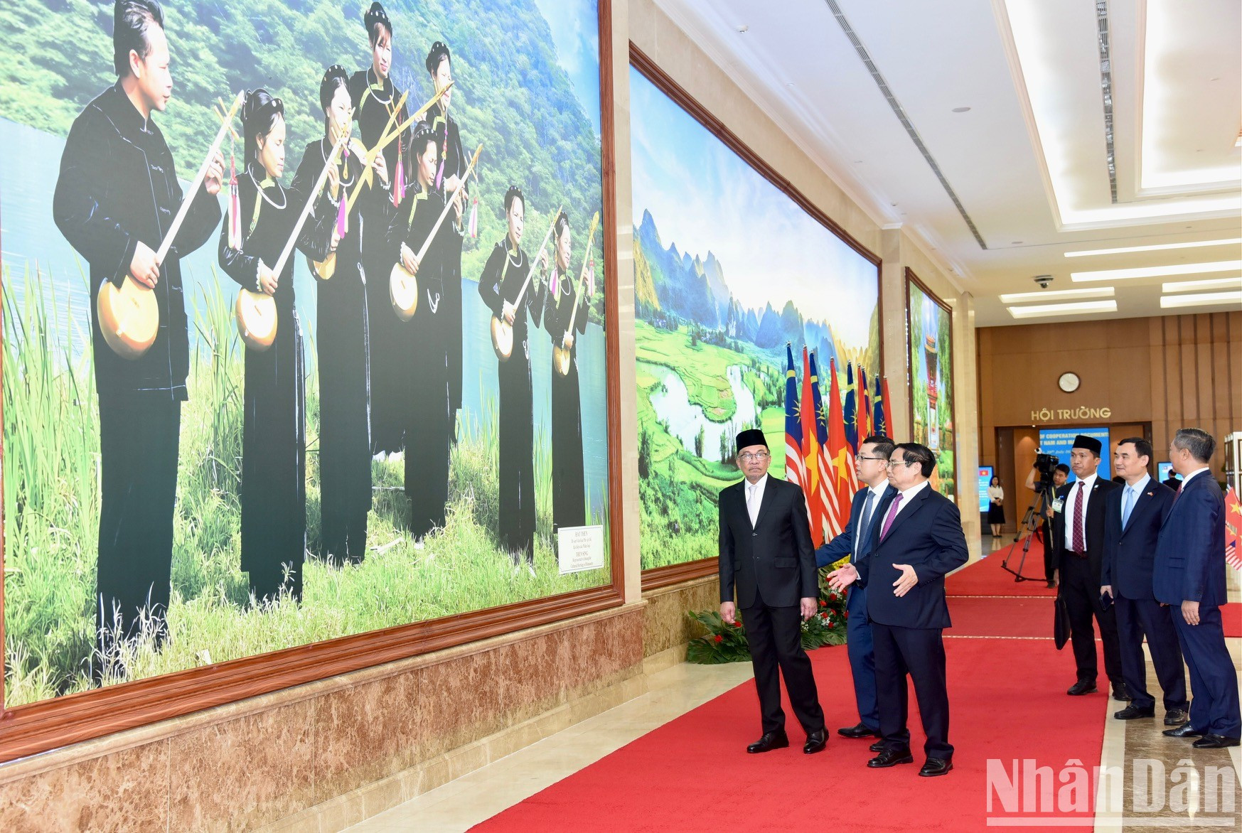 范明正总理向安瓦尔·易卜拉欣总理介绍越南风土人情。 范明正总理向安瓦尔·易卜拉欣总理介绍越南风土人情。