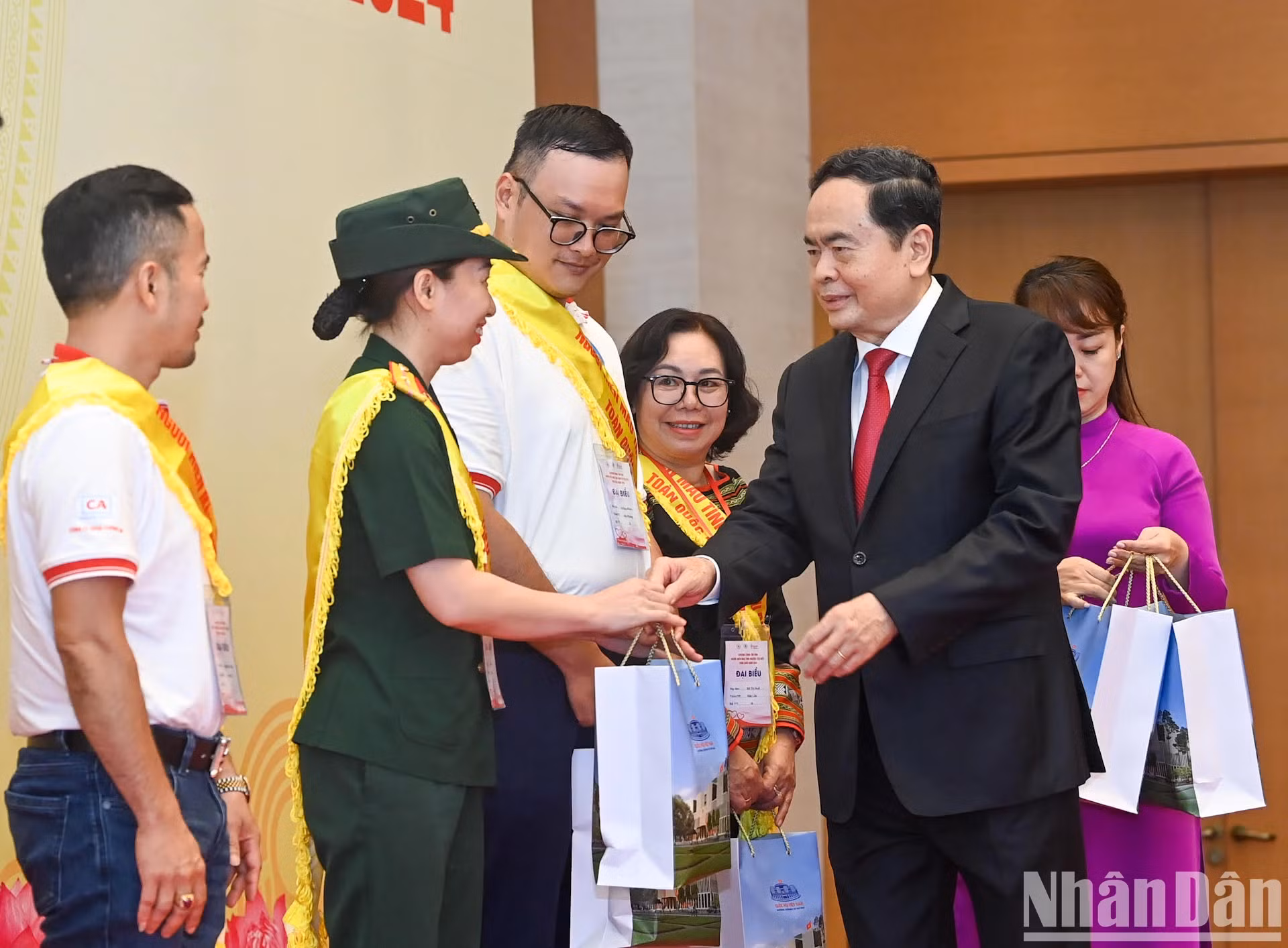 越南国会主席陈青敏向全国模范献血者赠送礼物。