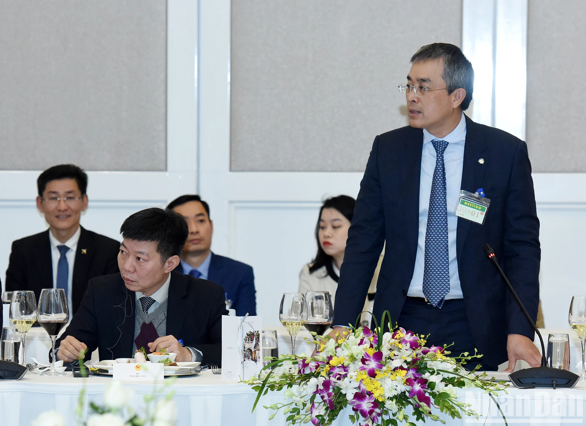 越航董事长邓玉和在会见中发言。 越航董事长邓玉和在会见中发言。