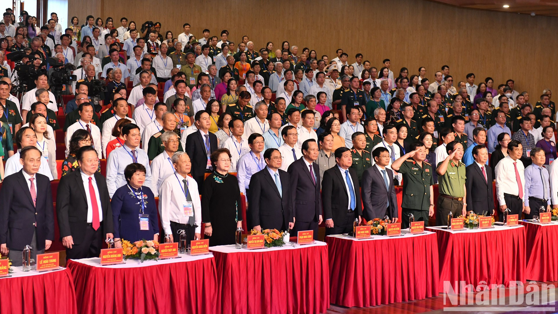 党、国家领导人向国旗致敬。 党、国家领导人向国旗致敬。