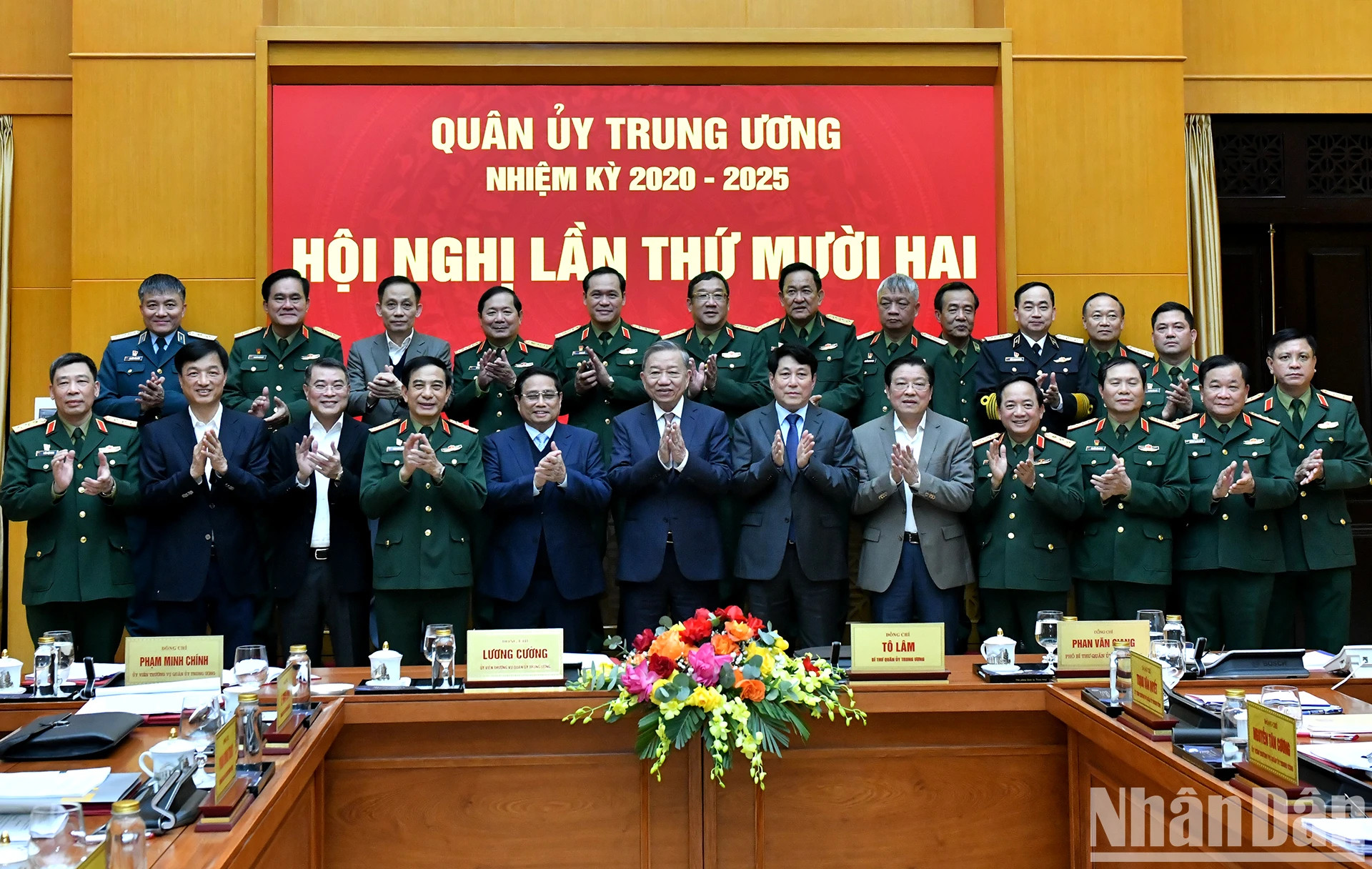 苏林总书记、国家主席梁强、政府总理范明正以及党、国家其他领导人出席会议。