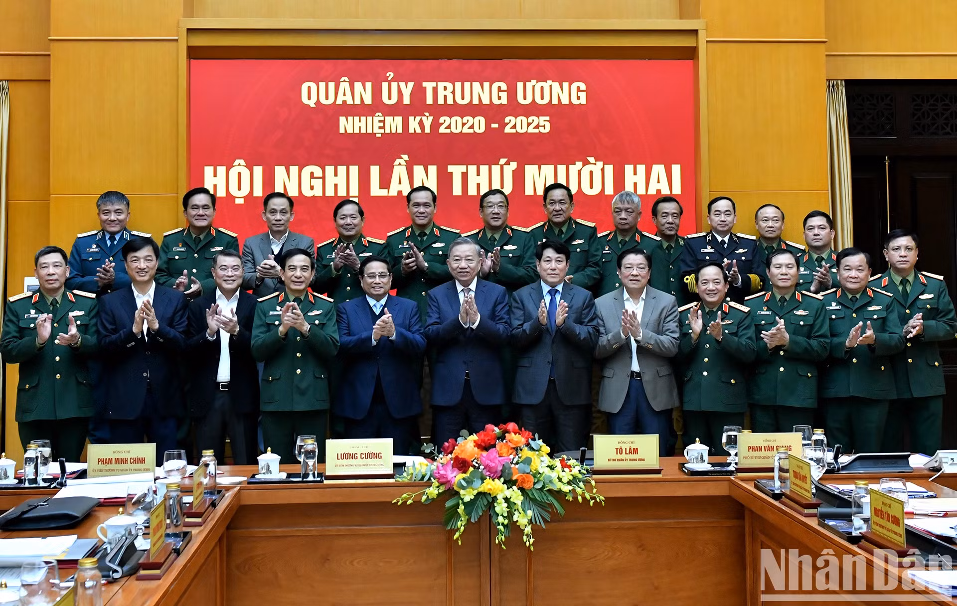 苏林总书记、国家主席梁强、政府总理范明正以及党、国家其他领导人出席会议。
