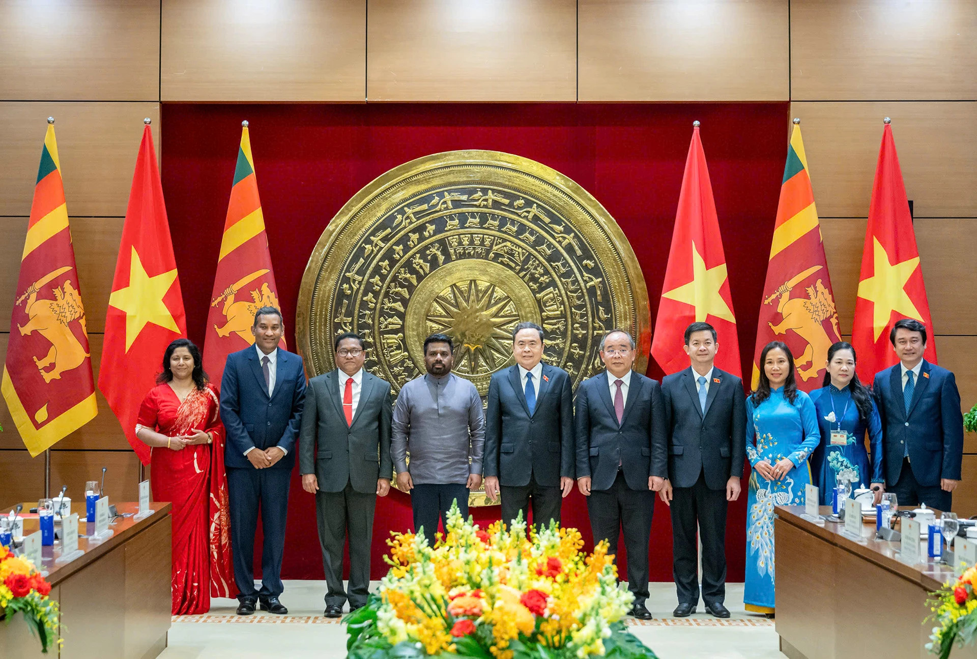 双方代表合影留念。