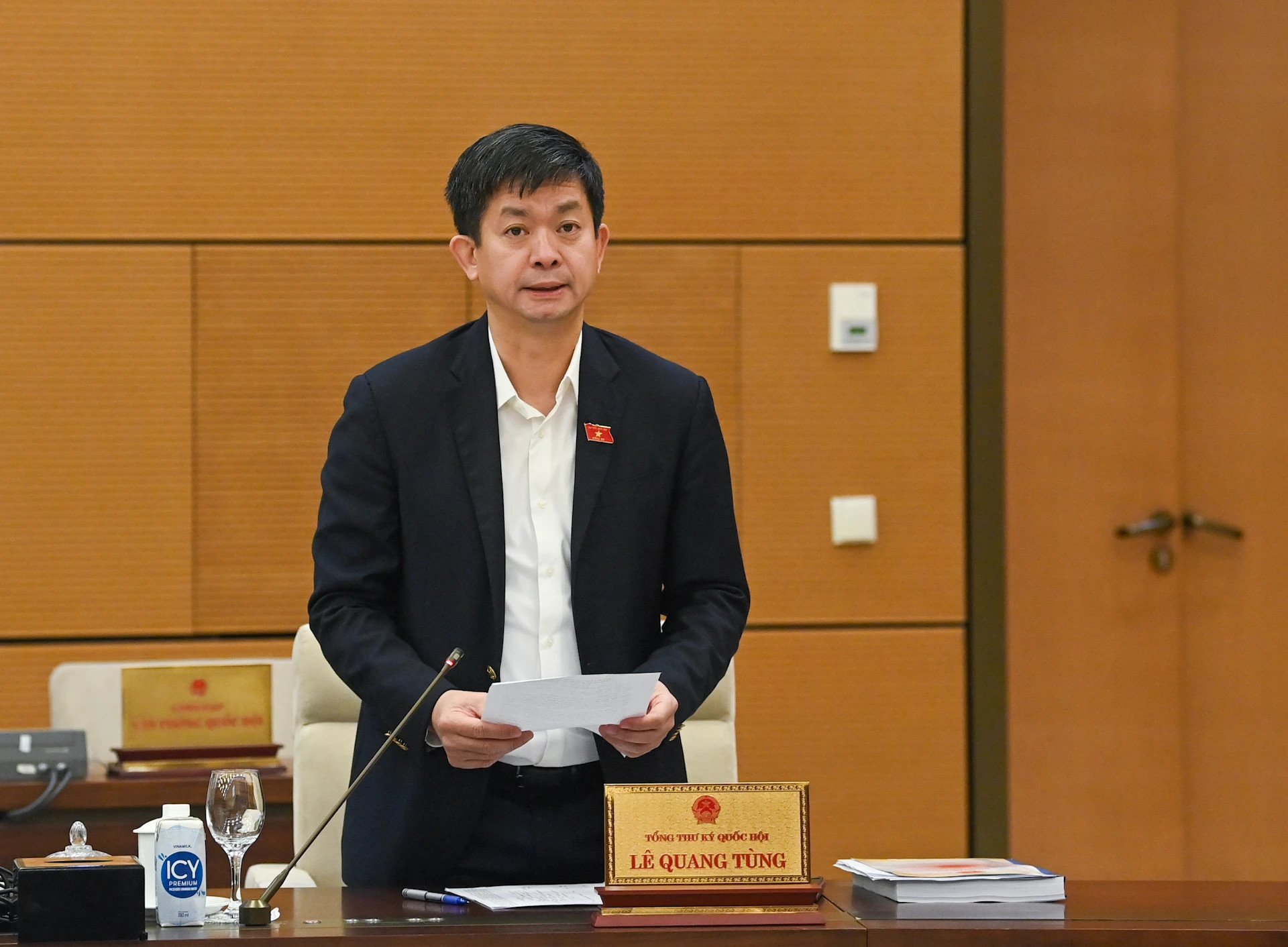 国会秘书长、国会办公厅主任黎光松发表讲话。