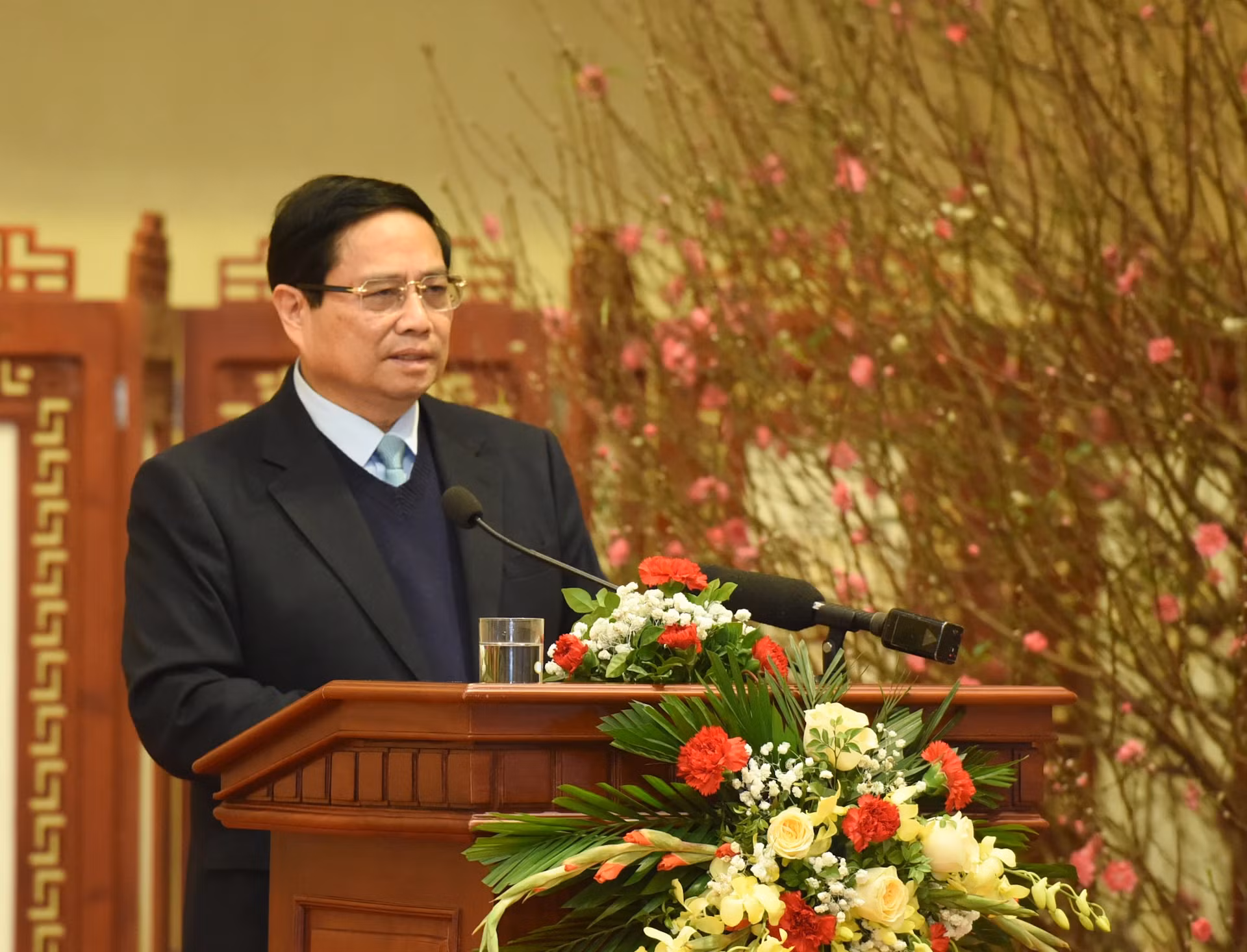 范明正总理发表讲话。