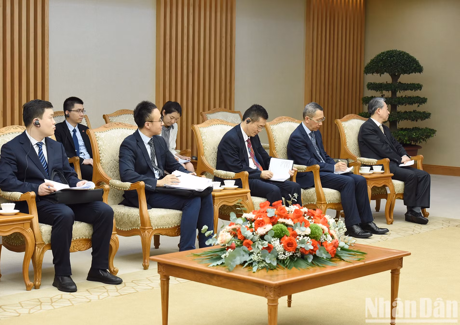 中国全国人大常委会副委员长张庆伟陪同人员出席会见。