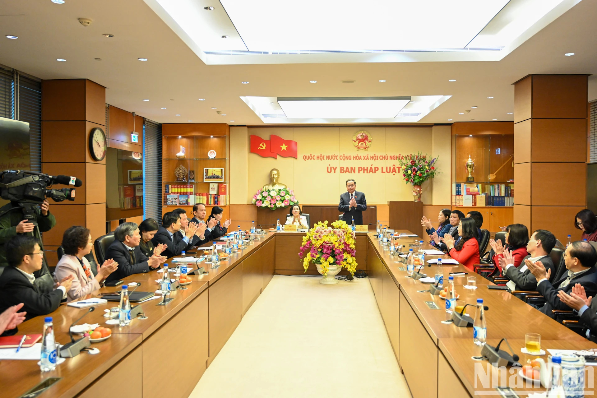 国会主席陈青敏同国会法律委员会和司法委员会举行工作会议。 国会主席陈青敏同国会法律委员会和司法委员会举行工作会议。