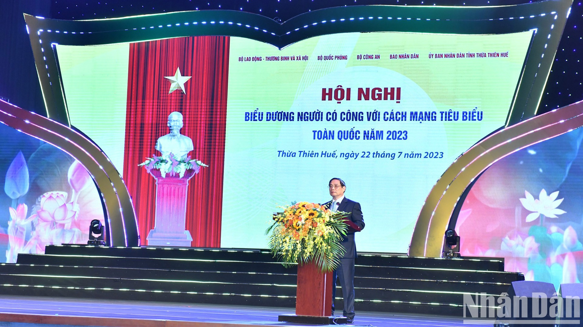 范明正总理发表讲话。 范明正总理发表讲话。