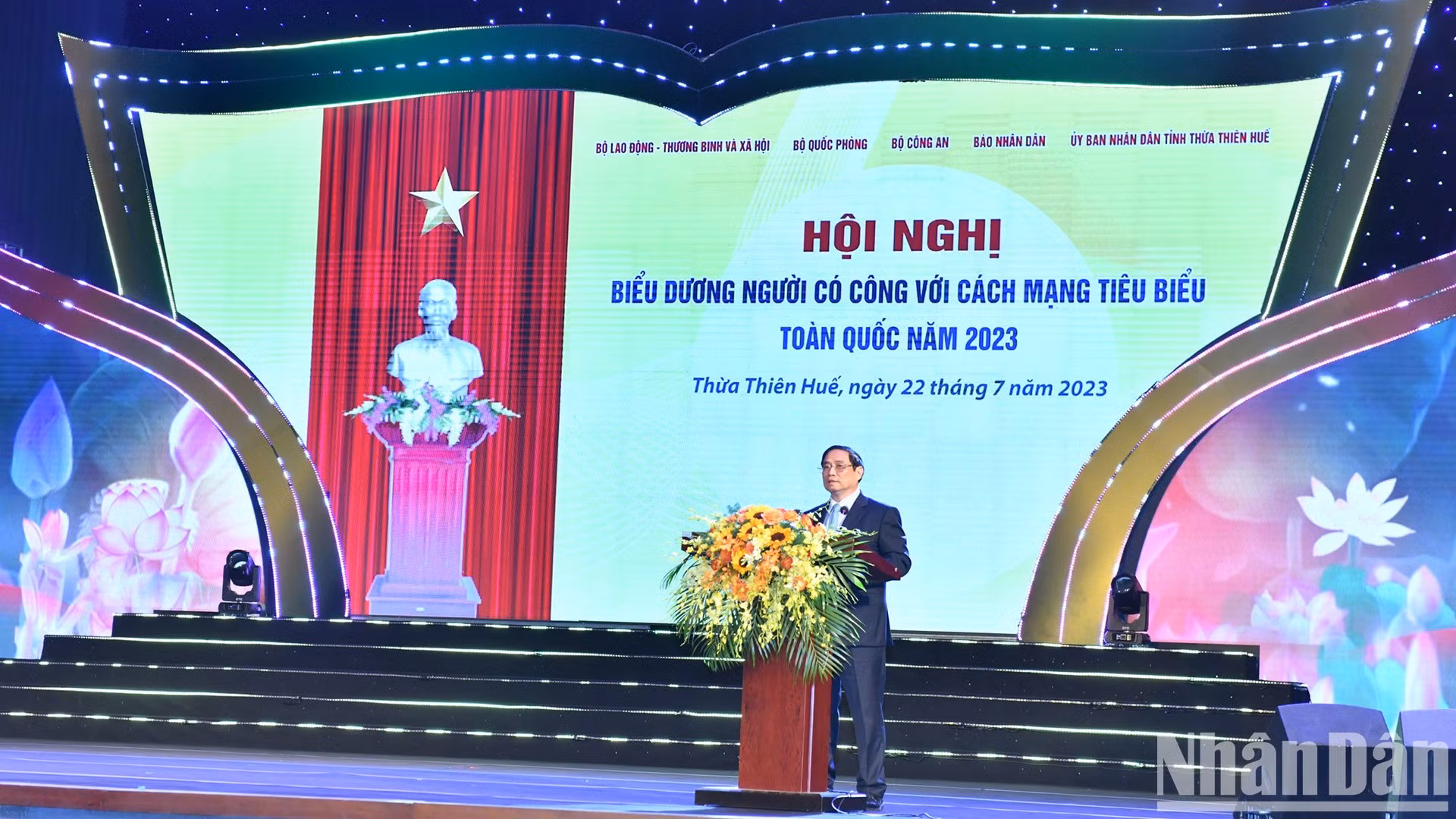 范明正总理发表讲话。