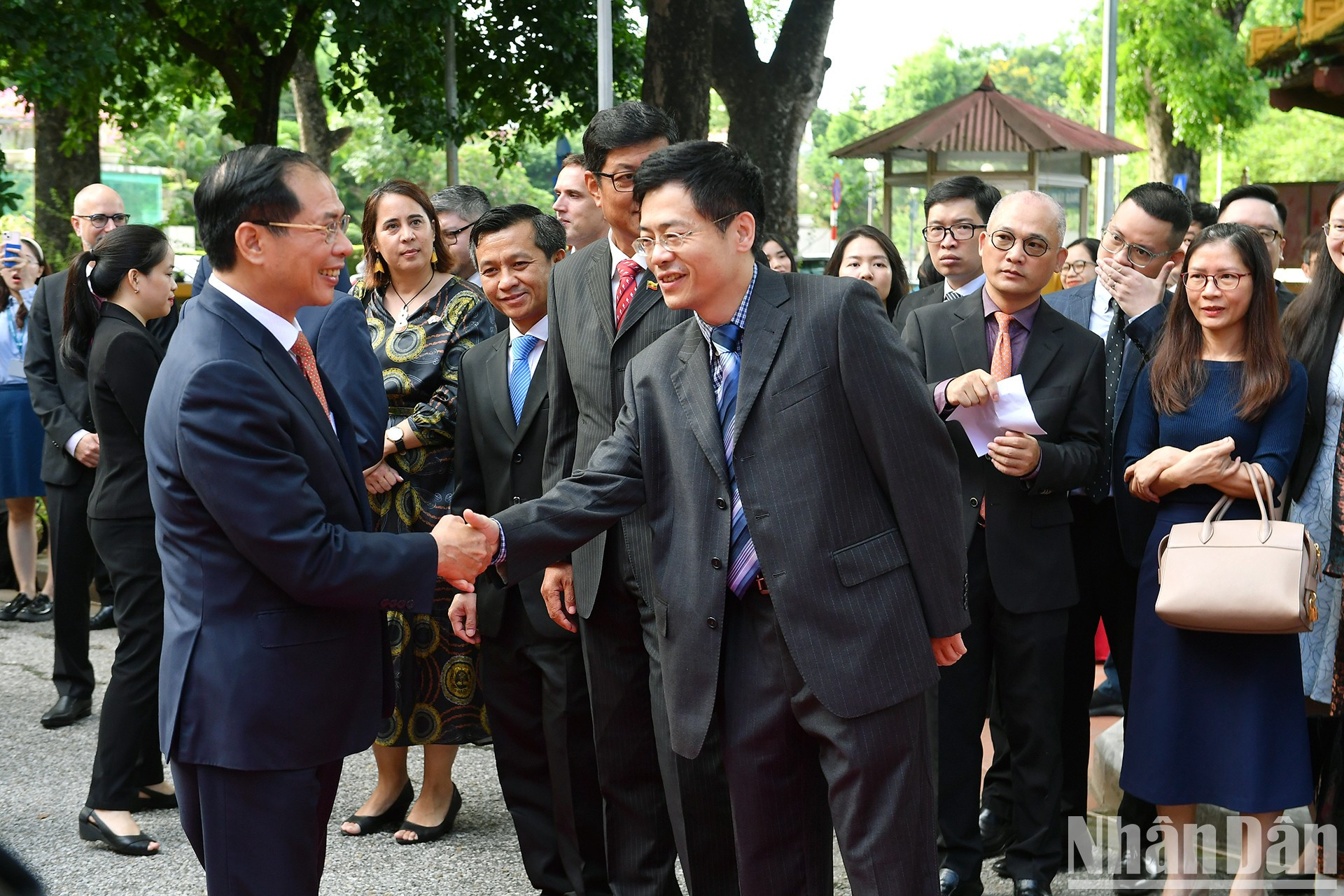 越南外交部部长裴青山主持升旗仪式。东盟各国、东盟伙伴国驻越大使，越南各部门领导等出席。