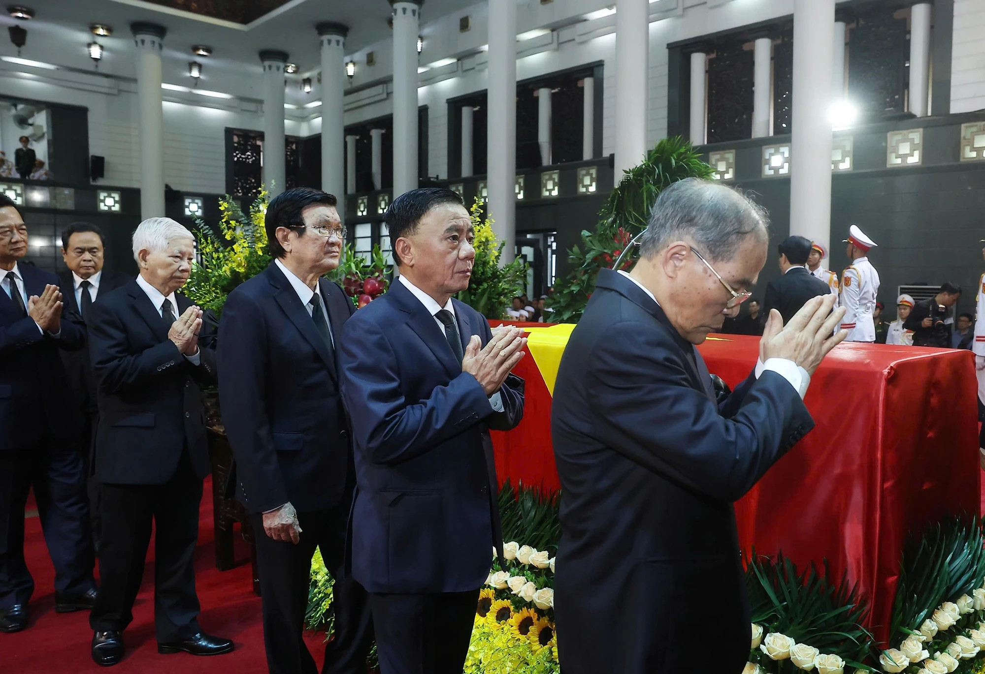 越共中央委员会代表团吊唁原国家主席陈德良逝世。