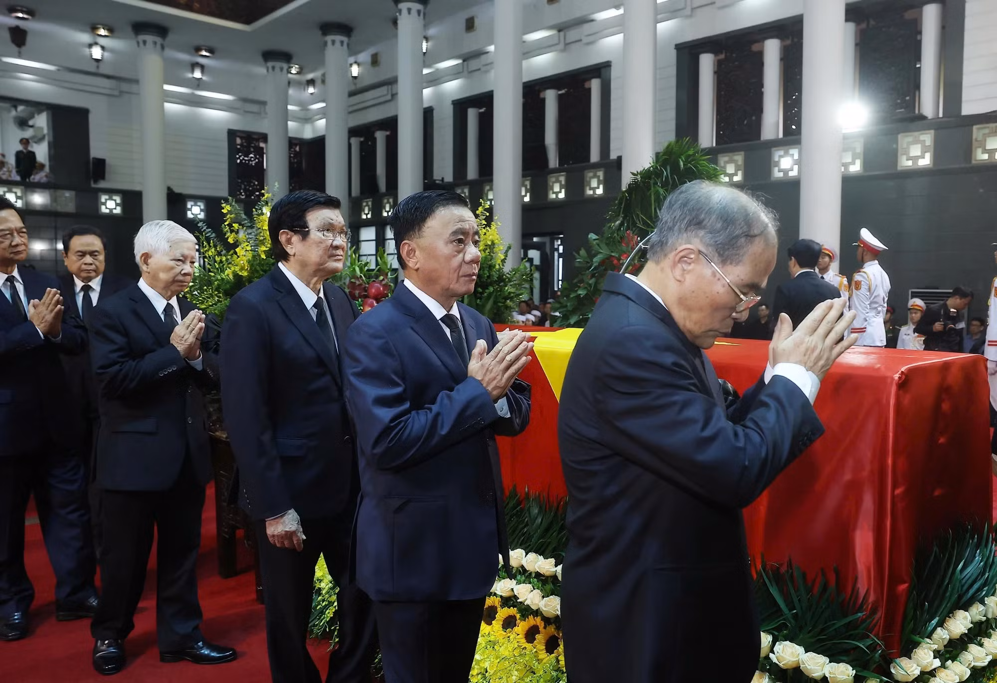 越共中央委员会代表团吊唁原国家主席陈德良逝世。