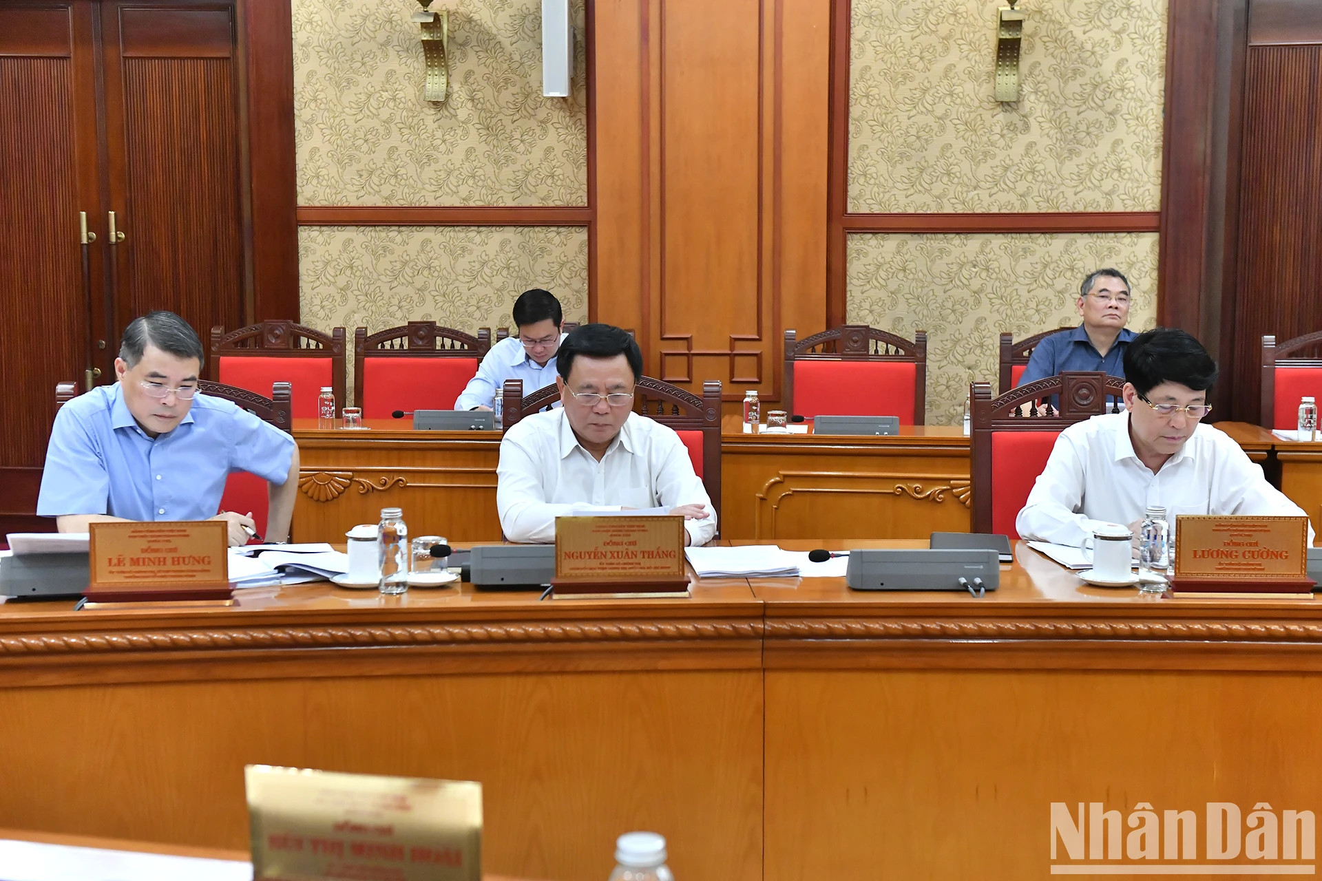 党、国家领导人出席会议。