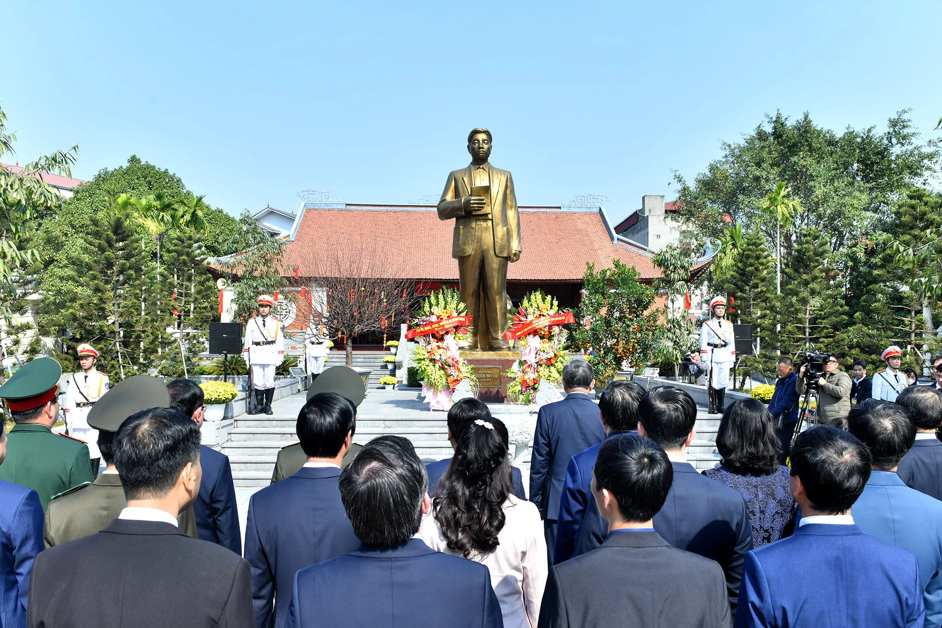 苏林总书记一行敬香缅怀前越共中央总书记阮文渠。 苏林总书记一行敬香缅怀前越共中央总书记阮文渠。