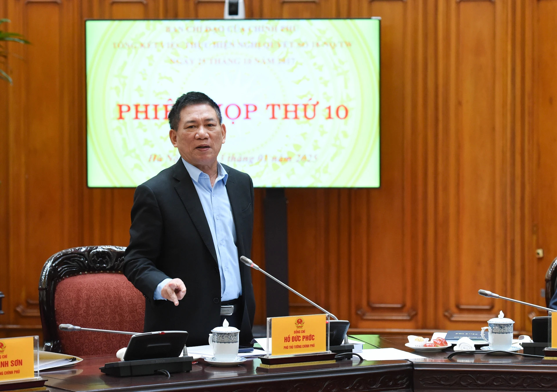 政府副总理胡德福发表讲话。