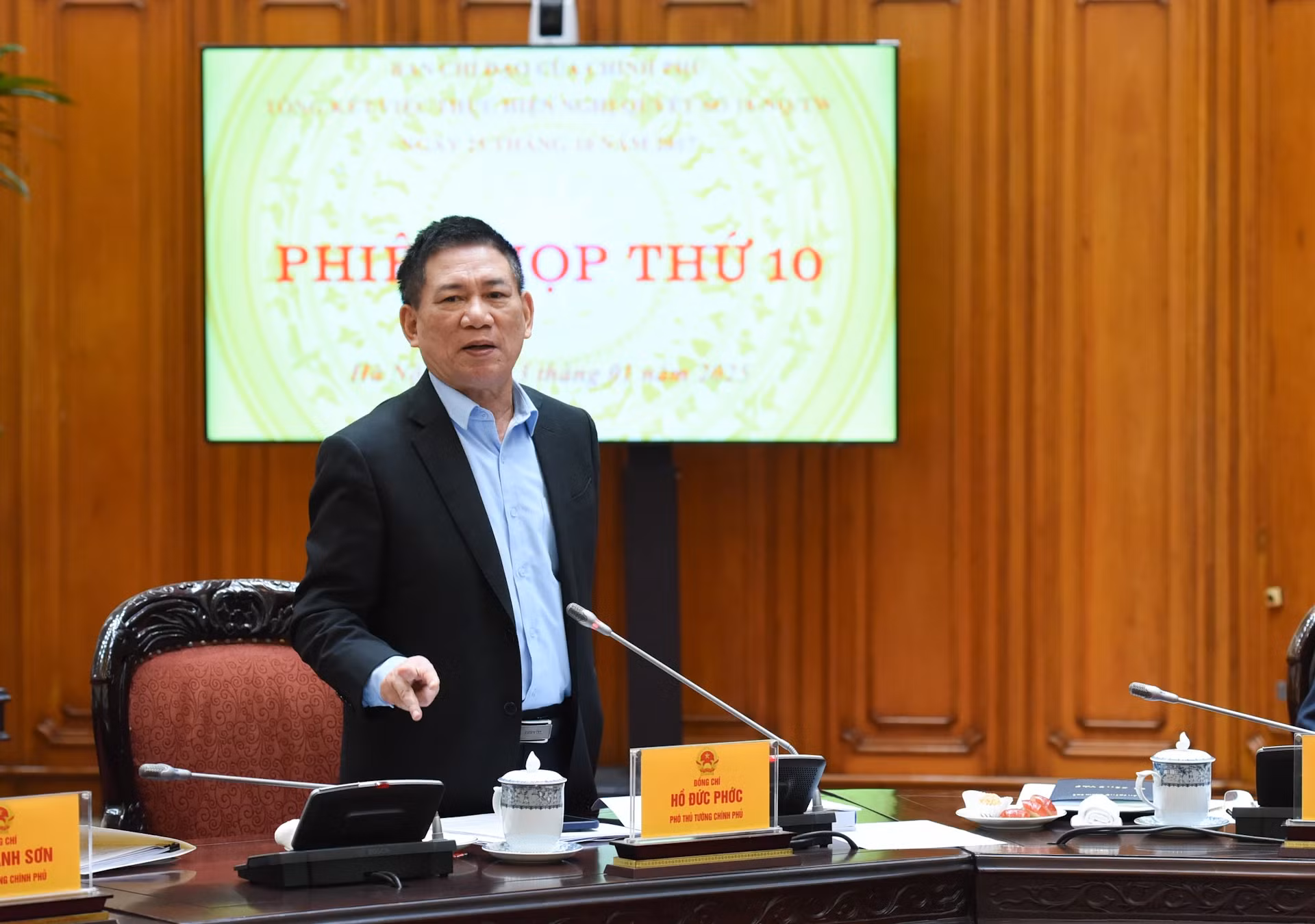 政府副总理胡德福发表讲话。
