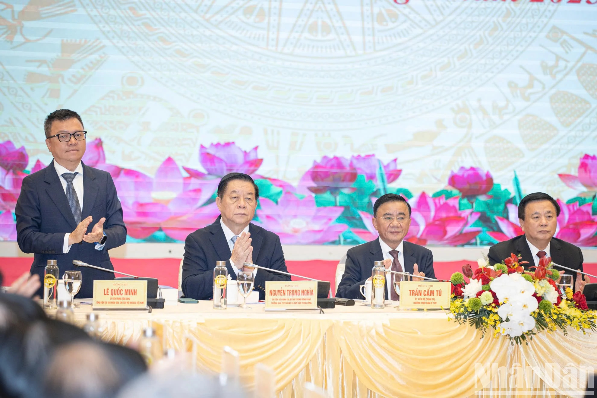 越共中央委员、《人民报》社总编辑、中央宣教与民运部副部长、越南新闻工作者协会主席黎国明共同主持研讨会。 越共中央委员、《人民报》社总编辑、中央宣教与民运部副部长、越南新闻工作者协会主席黎国明共同主持研讨会。