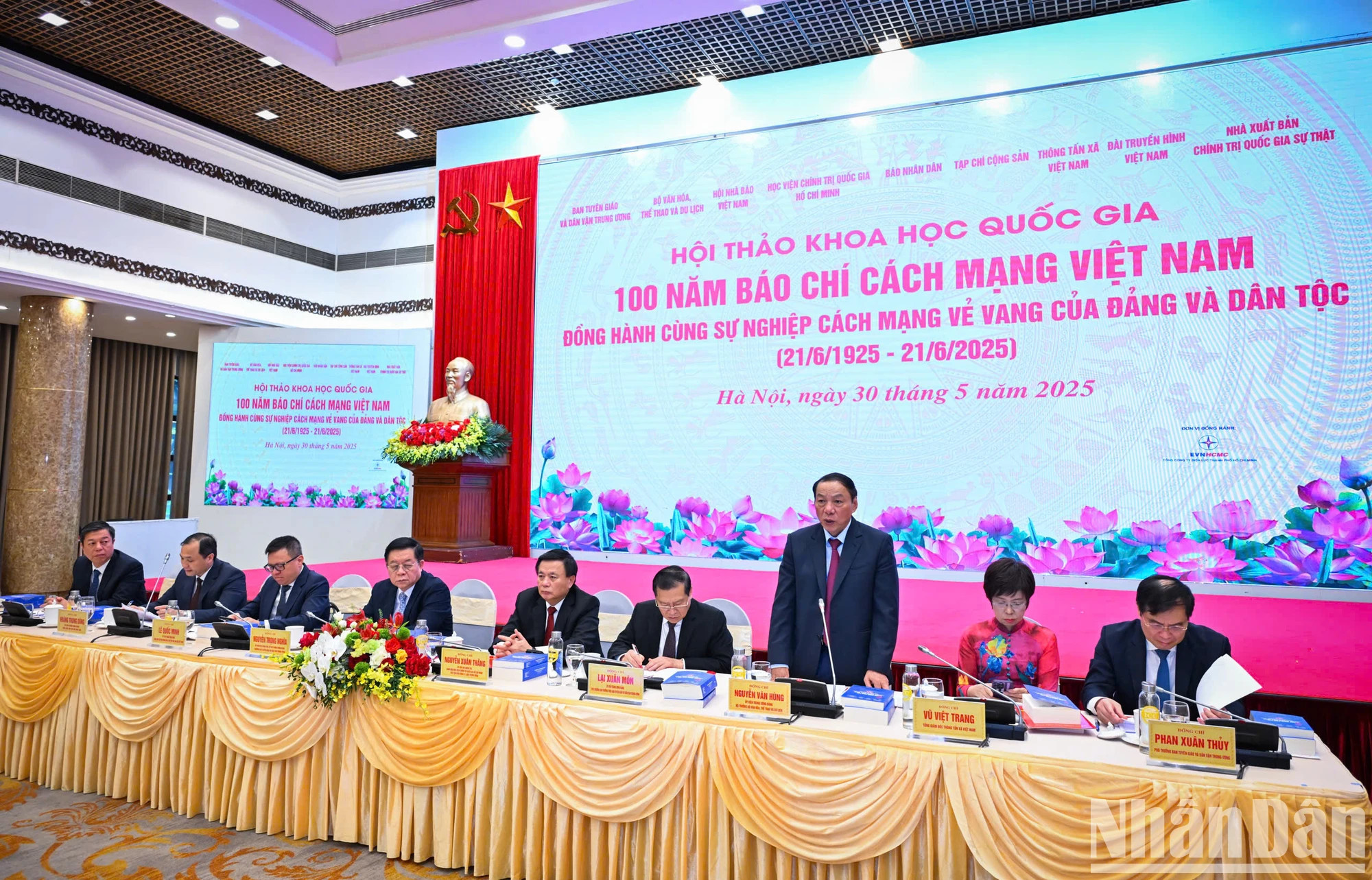 越共中央委员、文化体育与旅游部部长阮文雄共同主持研讨会。 越共中央委员、文化体育与旅游部部长阮文雄共同主持研讨会。