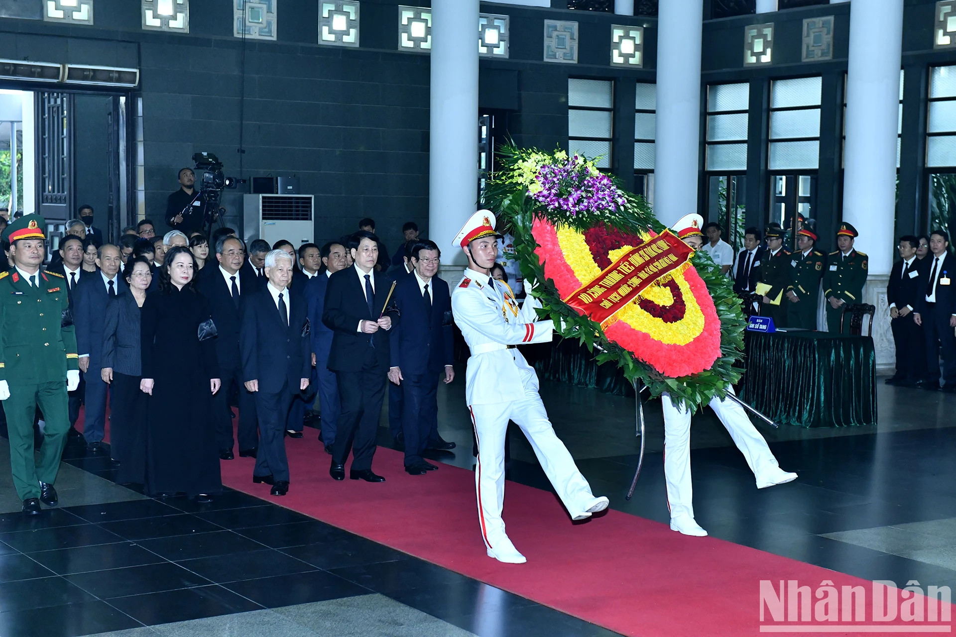 由越共中央政治局委员、国家主席梁强率领的国家主席代表团吊唁原国家主席陈德良逝世。 由越共中央政治局委员、国家主席梁强率领的国家主席代表团吊唁原国家主席陈德良逝世。