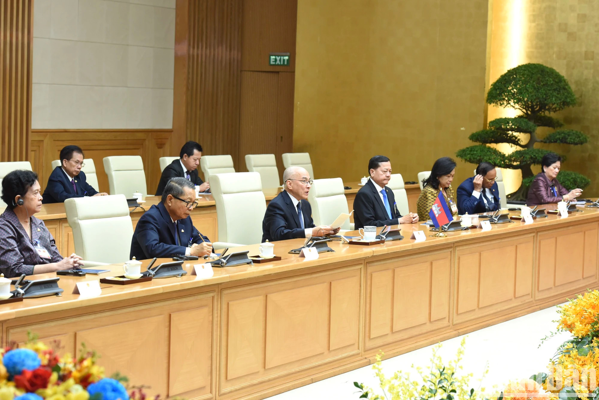 出席会见的柬埔寨代表团。