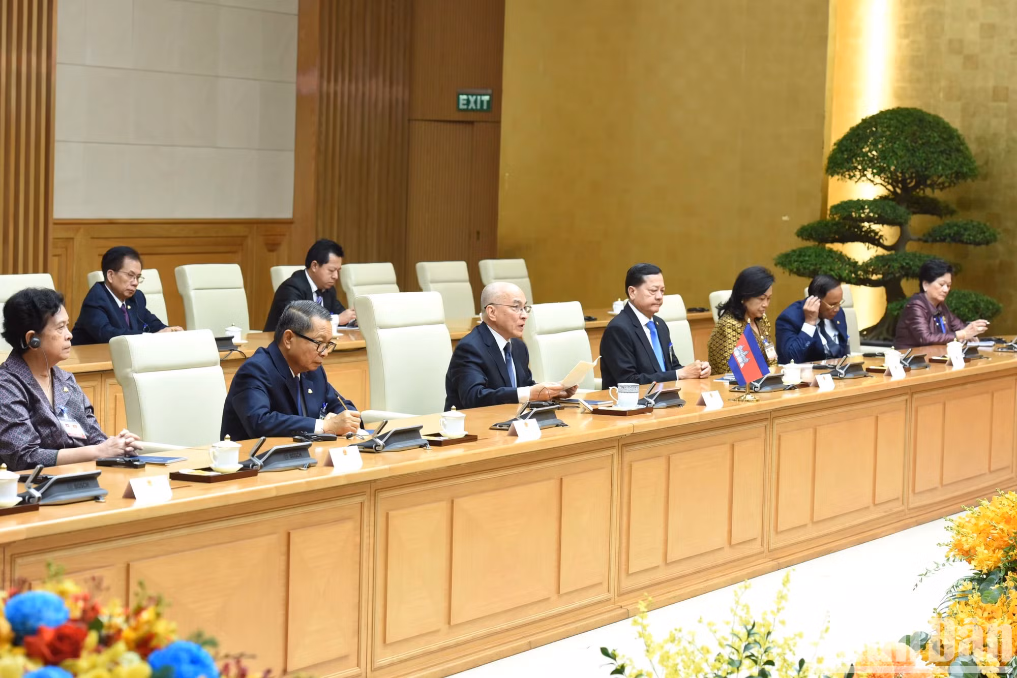 出席会见的柬埔寨代表团。