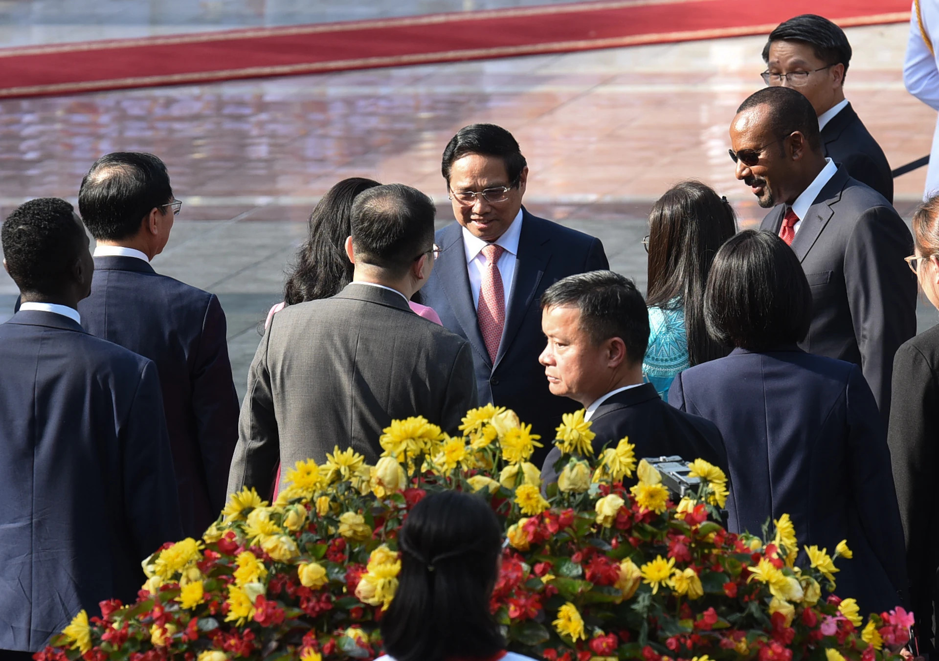 范明正总理向埃塞俄比亚总理阿比·艾哈迈德·阿里介绍越方代表。