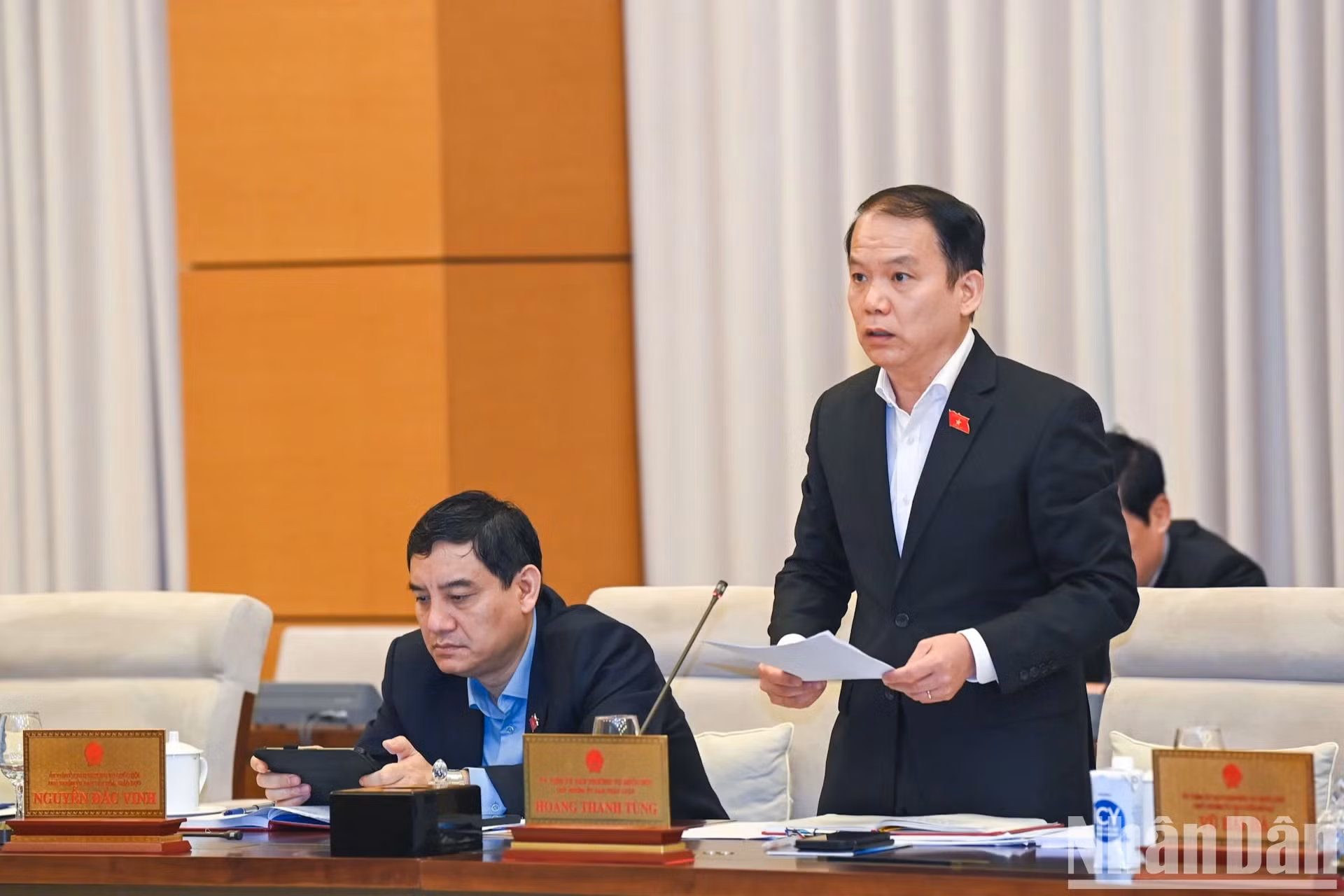 国会法律委员会主任黄青松作报告。