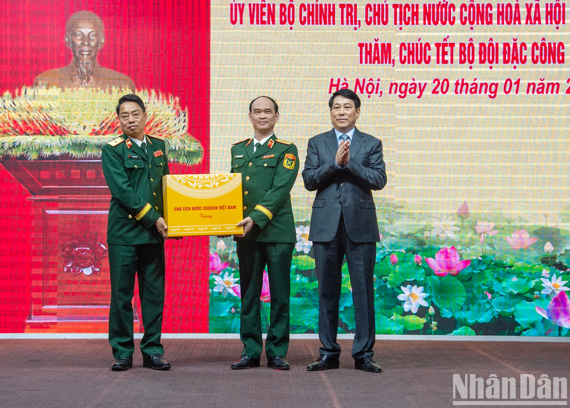 梁强主席向特种部队赠送礼物。