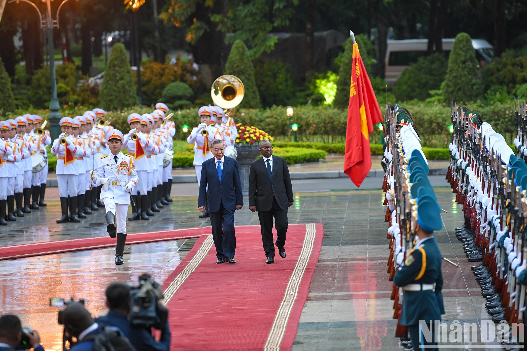 越共中央总书记、国家主席苏林与几内亚比绍共和国总统乌马罗·西索科·恩巴检阅仪仗队。