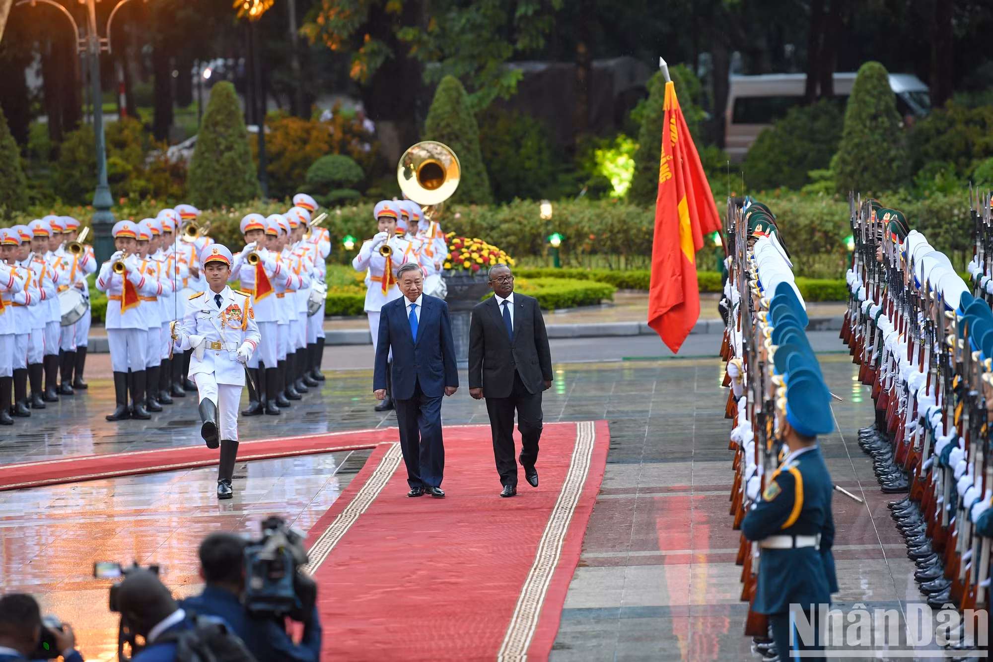 越共中央总书记、国家主席苏林与几内亚比绍共和国总统乌马罗·西索科·恩巴检阅仪仗队。